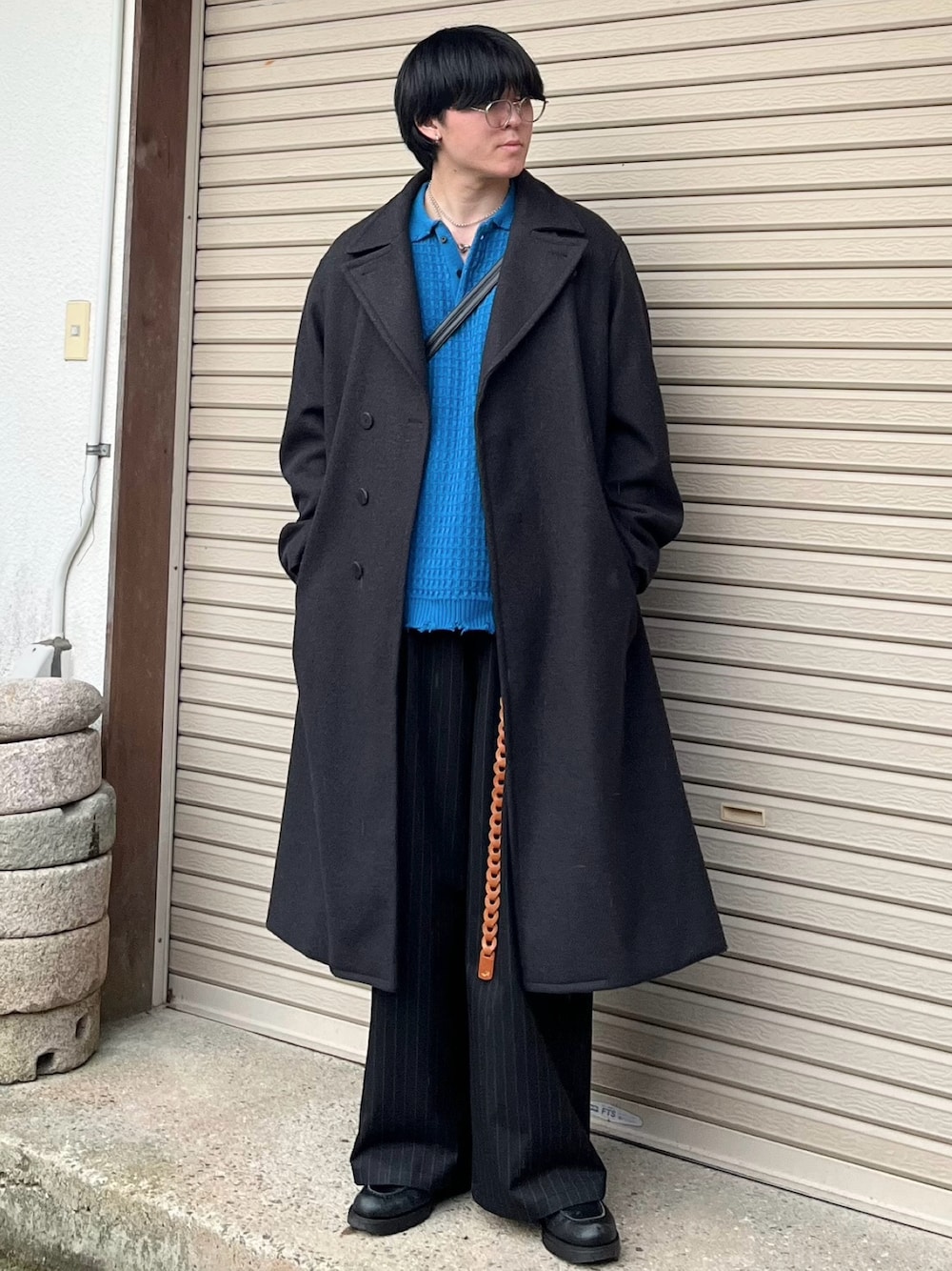 「クリスマスに着たい服、マイベストコーデ2024、ロングコート、ニット、レザー、冬コーデ、冬アウター、きれいめカジュアル、シンプルコーデ、革靴、レイヤードスタイル、ブラウン、淡色コーデ、休日スタイル、古着MIX」｜「WYM LIDNMのSMOOTH HERRINGBONE MAXI OVER COAT（チェスターコート、グレー系）」を使った、takumaさん（メンズ・180cm）の冬コーディネートの1枚目の写真