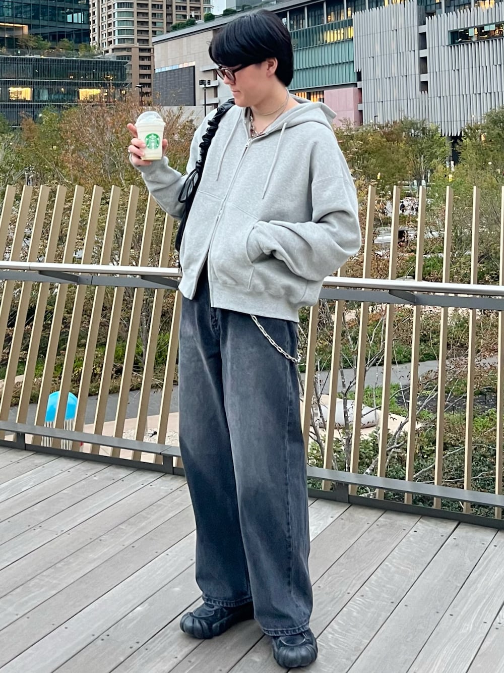 「デニム、レイヤードスタイル、古着MIX、テーマパークコーデ、レザー、メガネ男子、プチプラ、パーカー、スニーカー、スウェット、モノトーン、秋コーデ、スポーツミックス、きれいめカジュアル、最近のいい感じコーデ」｜「soerteのHeavy weight double zip-up hoodie /ヘビーウェイトダブルジップフーディー（パーカー、グレー系）」を使った、takumaさん（メンズ・180cm）の秋コーディネートの1枚目の写真