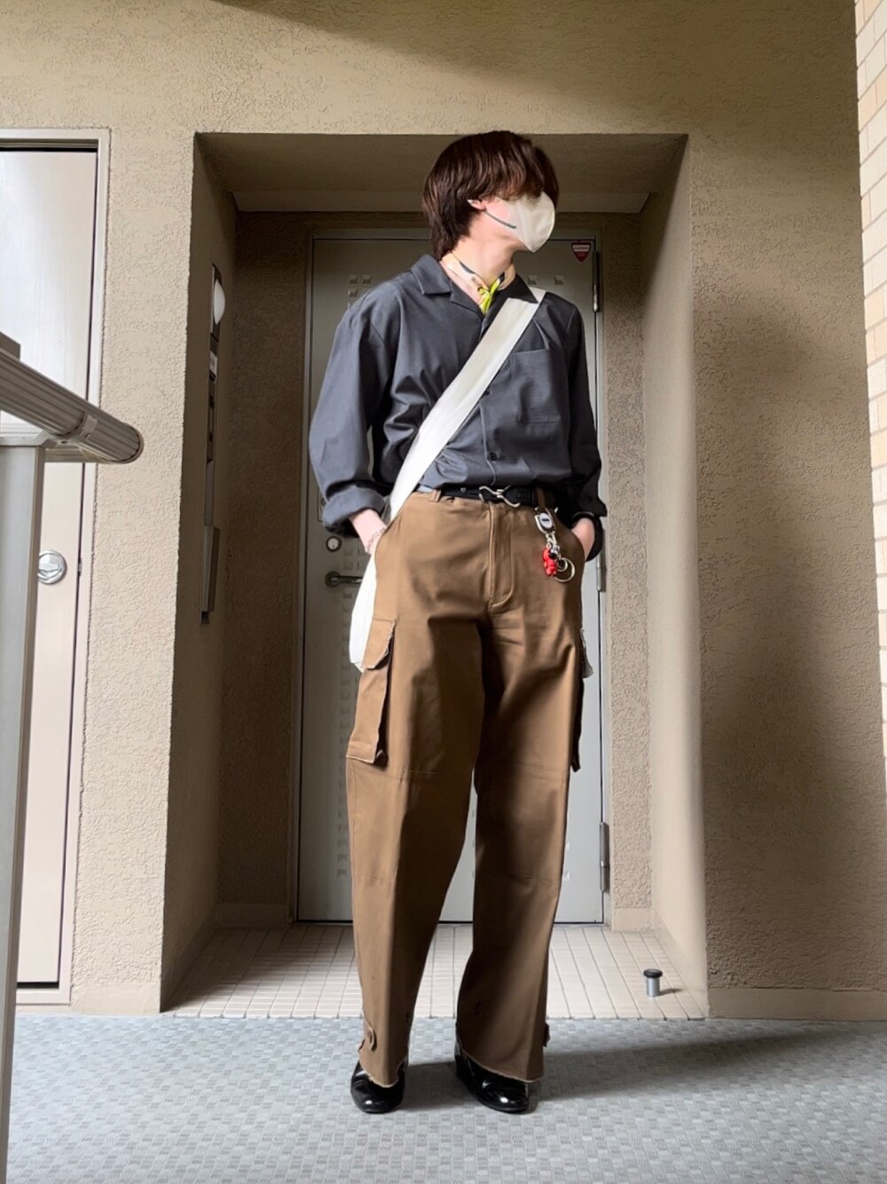 「大人カジュアル、シンプルスタイル、革靴、ootd、outfit、お出かけコーデ日記、カジュアル、メンズコーデ、いいね、save、フォローお願いします🤑、シンプル、ゆるコーデ、カーゴパンツ、オープンカラーシャツ、ショルダーバッグ、グレー」｜「GUのアイテム（シャツ/ブラウス、グレー系）」を使った、takumaさん（メンズ・179cm）の春コーディネートの1枚目の写真