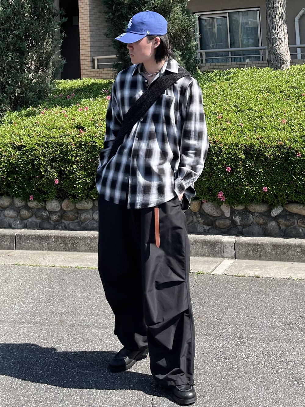 「スニーカー、ショルダーバッグ、春夏コーデ、シンプルコーデ、韓国ファッション、プチプラ、きれいめカジュアル、シャツスタイル、アウトドアスタイル、スポーツミックス、春カラー、夏コーデ、シャツ好き集まれ、雨の日コーデ、ブラックコーデ」｜「THE CRAFT CREW PRODUCTSの【THE CRAFT CREW PRODUCTS】ファンクショナルファブリック ビッグシルエット アソートレギュラーカラー長袖シャツ / 抗菌・防臭・イージーケア（シャツ/ブラウス、ホワイト系）」を使った、takumaさん（メンズ・180cm）の春コーディネートの1枚目の写真