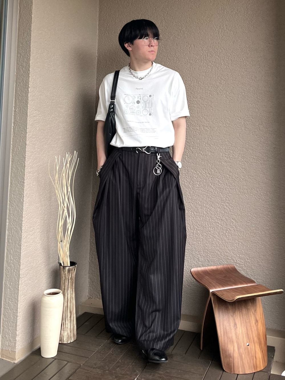 「モノトーン、スポーツミックス、雨の日コーデ、白Tシャツ、Tシャツ、ワイドパンツ、レイヤードスタイル、韓国ファッション、サングラス、スラックス、春夏コーデ、夏コーデ、きれいめカジュアル、プチプラ、シンプルコーデ」｜「soerteの4 pattern assort graphic Tee/４パターンアソートグラフィックT（Tシャツ/カットソー、その他）」を使った、takumaさん（メンズ・180cm）の夏コーディネートの1枚目の写真