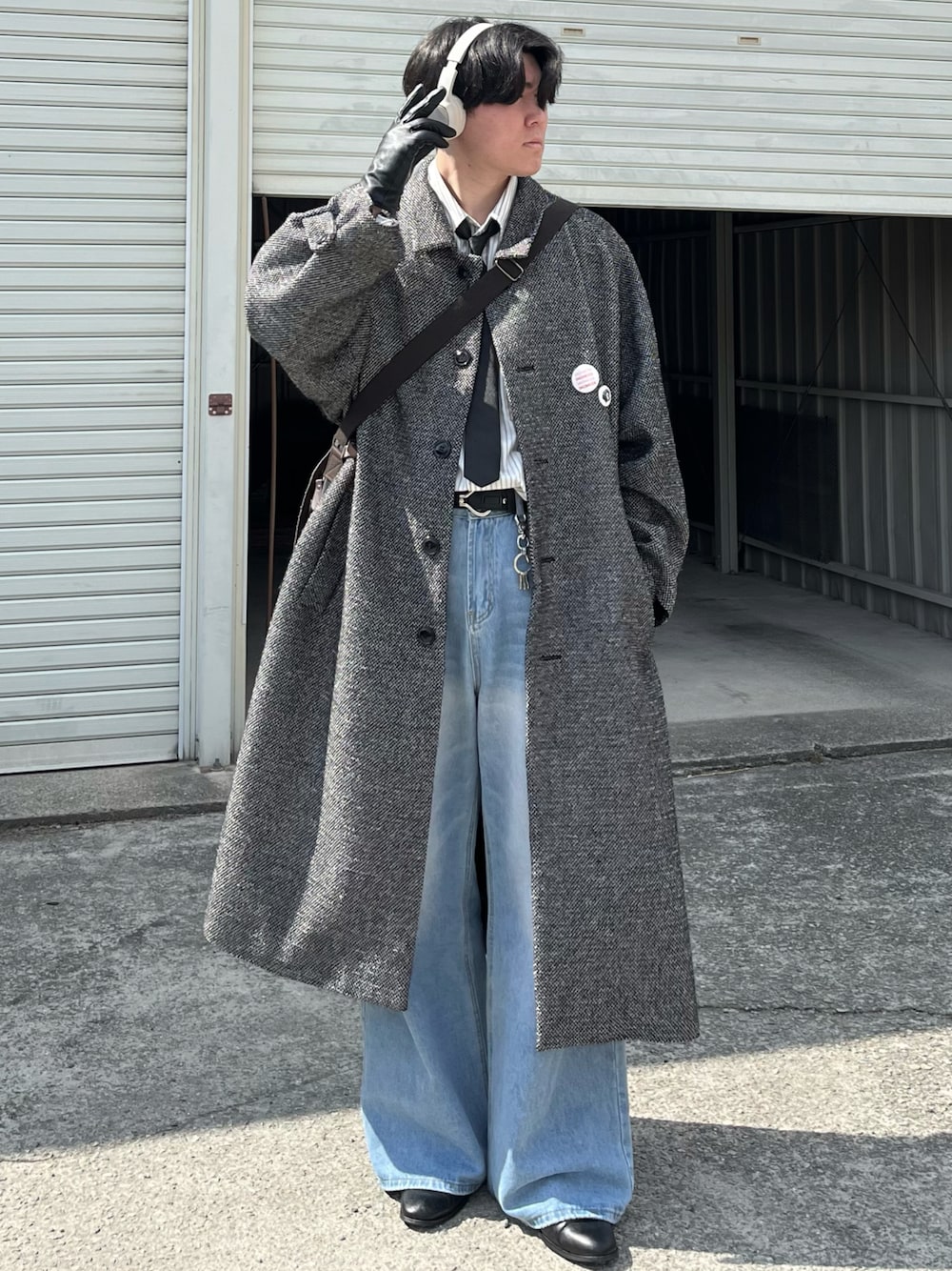 「春めき満開コーデ、スポーツミックス、古着MIX、春コーデ、春アウター、ネクタイ、デニム、ロングコート、プチプラ、春色、きれいめカジュアル、レイヤードスタイル、シャツスタイル、ブーツ、ショルダーバッグ」｜「soerteのWOOL BLEND BALMACAAN ANNIVERSARY COAT/ウールブレンドバルマカーンコート（ステンカラーコート、ブラック系）」を使った、takumaさん（メンズ・180cm）の春コーディネートの1枚目の写真