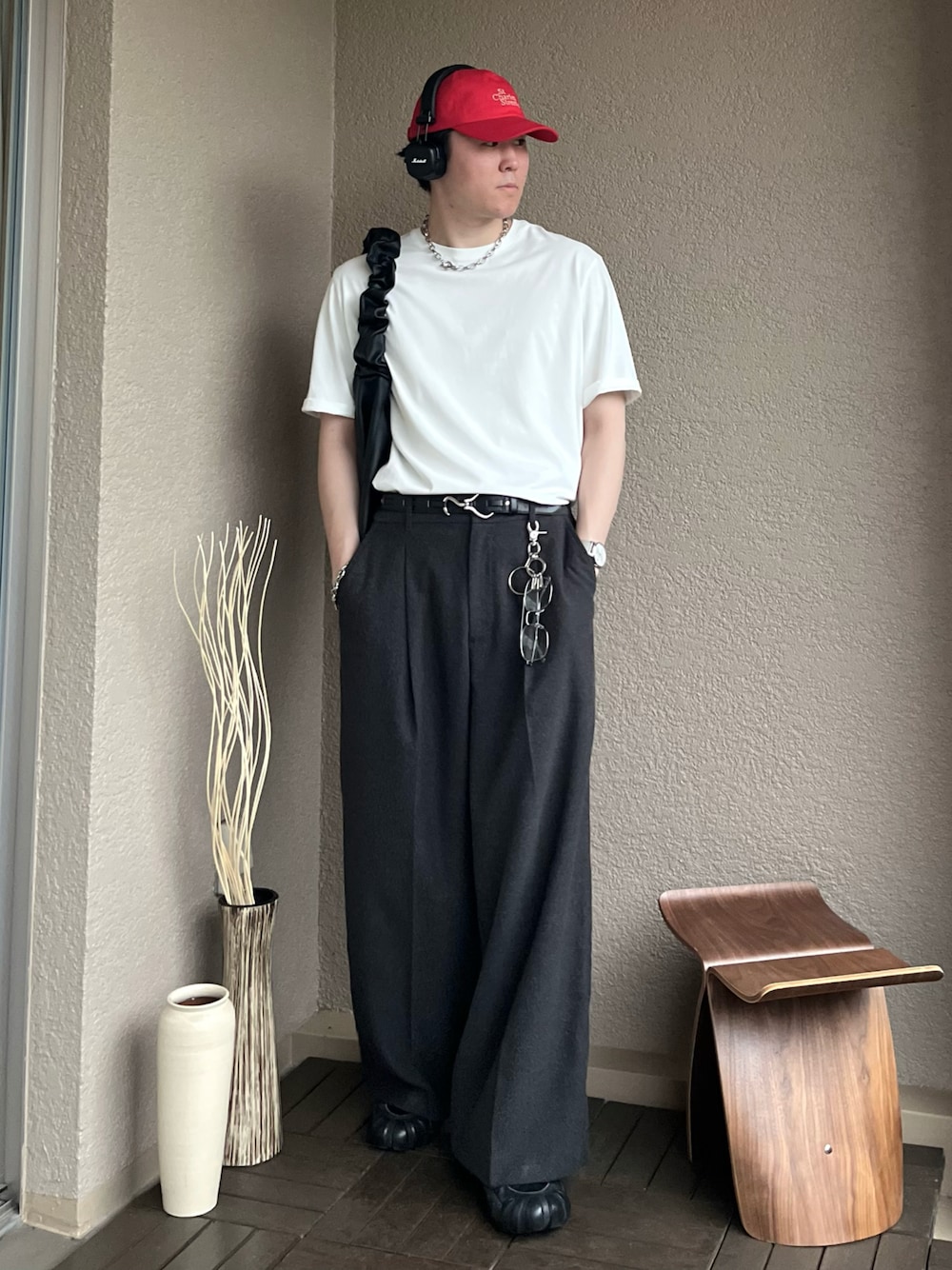 「やっぱり帽子が好き、アメカジ、スポーツミックス、雨の日コーデ、白Tシャツ、Tシャツ、スラックス、ワイドパンツ、サングラス、韓国ファッション、レイヤードスタイル、キャップ、スニーカー、夏コーデ、春夏コーデ」｜「WYM LIDNMのEXTRA FINE COTTON BASIC TEE -SLIM CROPPED FIT-（Tシャツ/カットソー、ホワイト系）」を使った、takumaさん（メンズ・180cm）の夏コーディネートの1枚目の写真