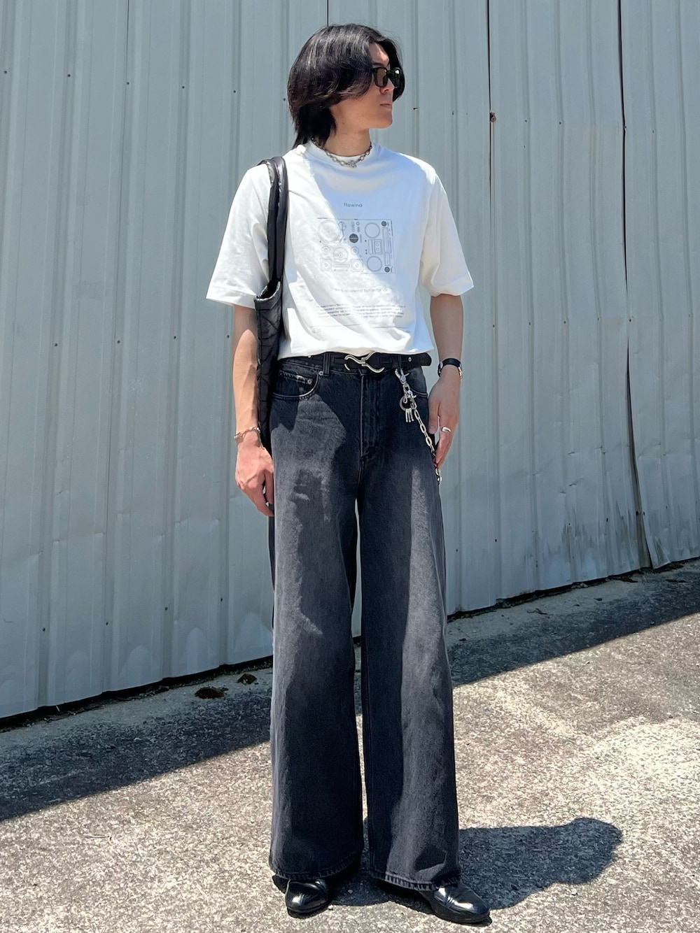 「プチプラ、きれいめカジュアル、フェスコーデ、夏だ！Tシャツ着よう！、さらっと晴れやかスナップ、白Tシャツ、トートバッグ、デニム、サングラス、シンプルコーデ、デートコーデ、韓国ファッション、夏コーデ、雨の日コーデ、モノトーン」｜「soerteの4 pattern assort graphic Tee/４パターンアソートグラフィックT（Tシャツ/カットソー、その他）」を使った、takumaさん（メンズ・180cm）の夏コーディネートの1枚目の写真