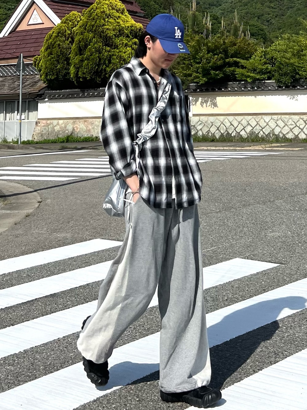 「シャツスタイル、スニーカー、春夏コーデ、モード、韓国ファッション、プチプラ、シンプルコーデ、きれいめカジュアル、スポーツミックス、チェック、キャップ、パステルカラー、夏コーデ、レイヤードスタイル、春カラー」｜「THE CRAFT CREW PRODUCTSの【THE CRAFT CREW PRODUCTS】ファンクショナルファブリック ビッグシルエット アソートレギュラーカラー長袖シャツ / 抗菌・防臭・イージーケア（シャツ/ブラウス、ホワイト系）」を使った、takumaさん（メンズ・180cm）の春コーディネートの1枚目の写真