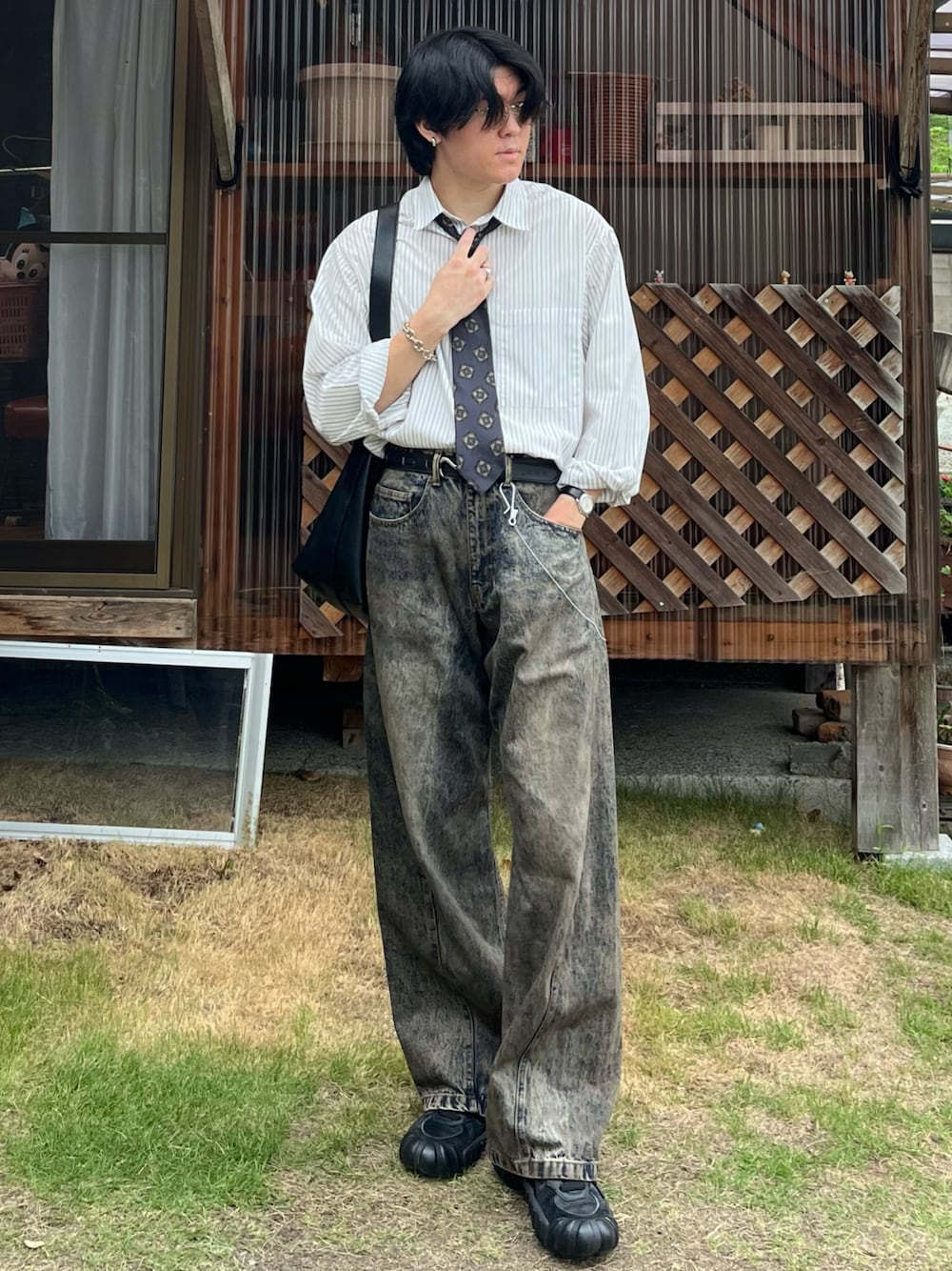「秋っぽコーデ更新中、メガネ男子、レイヤードスタイル、シャツスタイル、デニム、スニーカー、お出かけコーデ、アウトドアスタイル、ショルダーバッグ、休日スタイル、きれいめカジュアル、プチプラ、秋コーデ、秋服準備はじめました、ネクタイ」｜「WYM LIDNMのTENCEL STRIPE WIDE SHIRT（シャツ/ブラウス、グレー系）」を使った、takumaさん（メンズ・180cm）の秋コーディネートの1枚目の写真