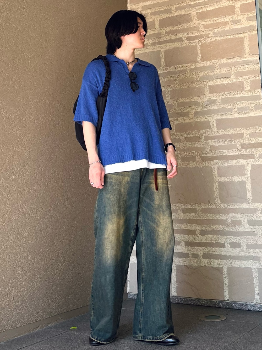 「春夏コーデ、レイヤードスタイル、シンプルコーデ、デートコーデ、デニム、ショルダーバッグ、サングラス、メガネ男子、韓国ファッション、プチプラ、きれいめカジュアル、モード、シャツスタイル、春カラー、夏コーデ」｜「selle glantのSKIPPER BOUCLE POLO KNIT/スキッパーブークレポロニット（ポロシャツ、ブルー系）」を使った、takumaさん（メンズ・180cm）の春コーディネートの1枚目の写真