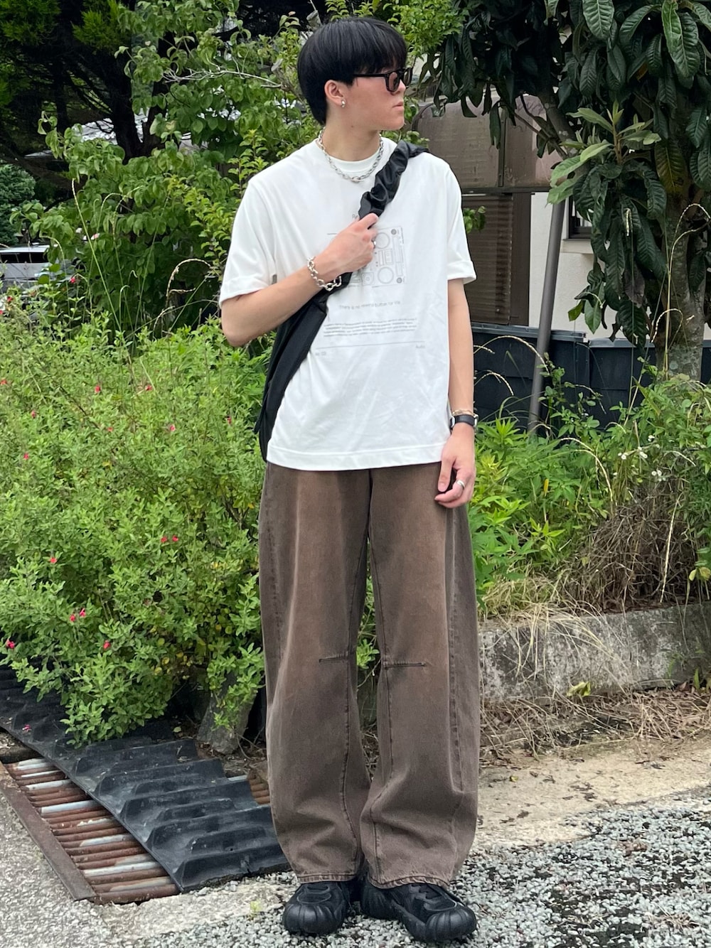 「休日スタイル、きれいめカジュアル、韓国ファッション、夏だ！Tシャツ着よう！、白Tシャツ、デニム、スニーカー、ショルダーバッグ、サングラス、お出かけコーデ、プチプラ、古着MIX、アウトドアスタイル、ロゴT、夏コーデ」｜「soerteの4 pattern assort graphic Tee/４パターンアソートグラフィックT（Tシャツ/カットソー、その他）」を使った、takumaさん（メンズ・180cm）の夏コーディネートの1枚目の写真