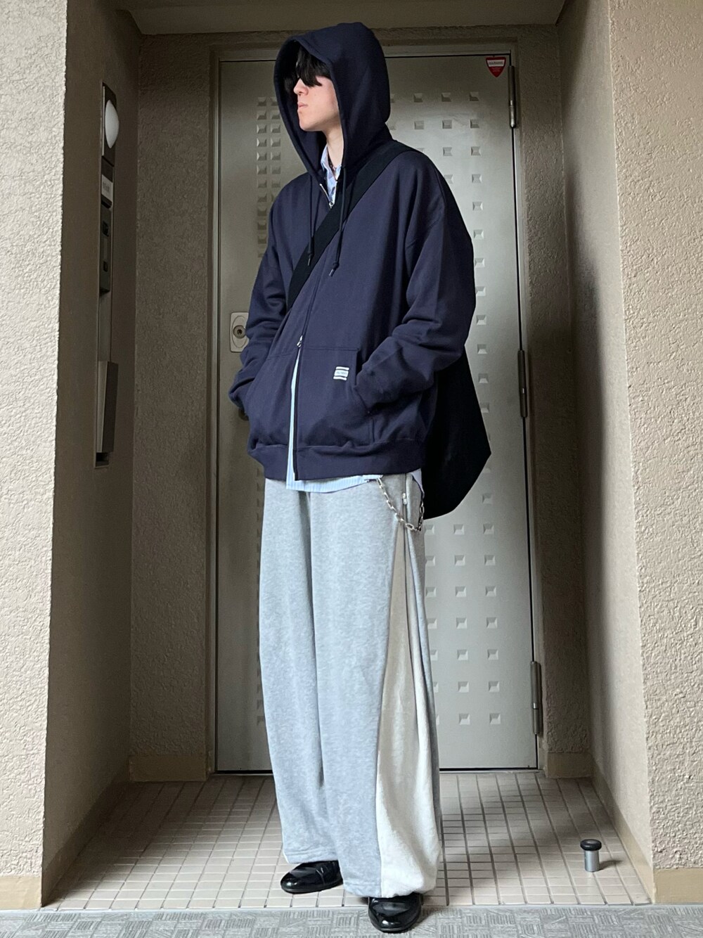 「春コーデ、春色、スウェットパンツ、パーカー、スニーカー、レイヤードスタイル、休日スタイル、シンプルコーデ、デートコーデ、プチプラ、ショルダーバッグ、スウェット、きれいめカジュアル、お出かけコーデ、カジュアルコーデ」｜「palabysのアイテム（パーカー、ブルー系）」を使った、takumaさん（メンズ・180cm）の春コーディネートの1枚目の写真