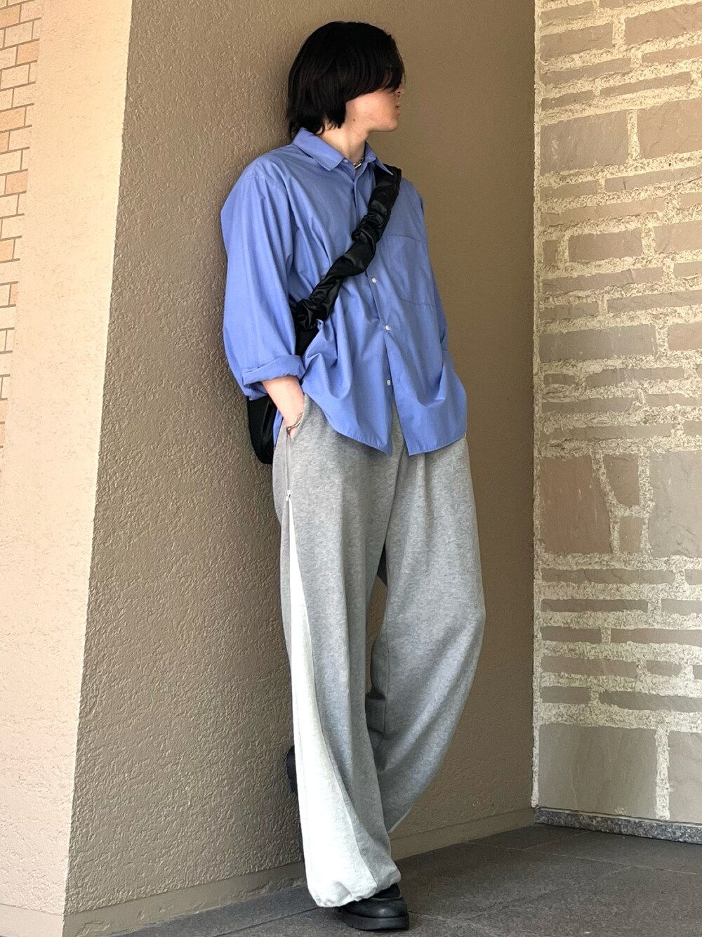 「WYM LIDNMのTENCEL RELAX WIDE SHIRT（シャツ/ブラウス、ブルー系）」を使った、takumaさん（メンズ・180cm）の春コーディネートの1枚目の写真