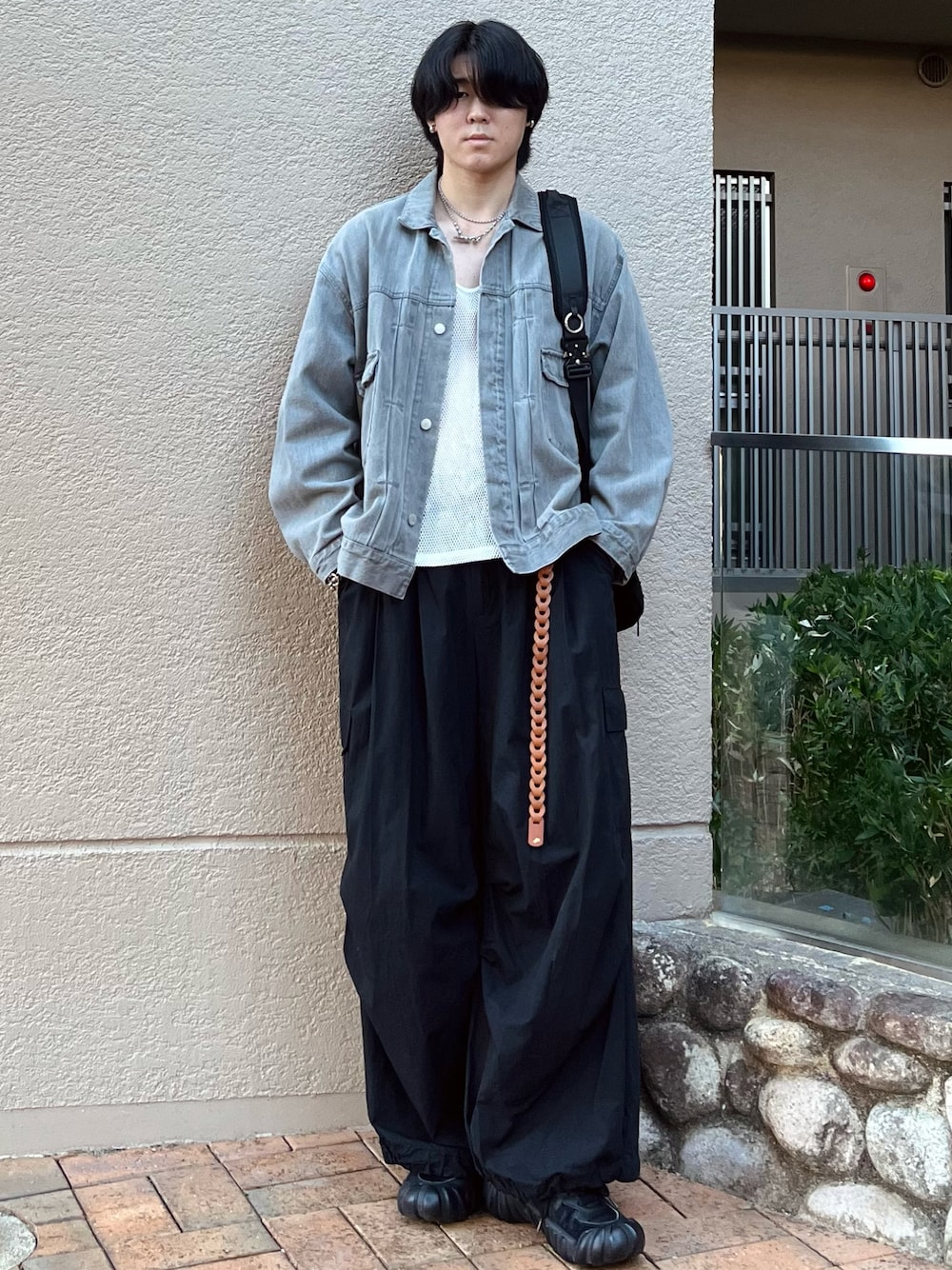 「デニム、レイヤードスタイル、スポーツミックス、秋コーデ、プチプラ、古着MIX、淡色コーデ、カーゴパンツ、ショルダーバッグ、レザー、モノトーン、デニムジャケット、お出かけコーデ、テーマパークコーデ、ハロウィン」｜「WYM LIDNMのHEAVY OZ WIDE DENIM SET-UP（セットアップ、グレー系）」を使った、takumaさん（メンズ・180cm）の秋コーディネートの1枚目の写真