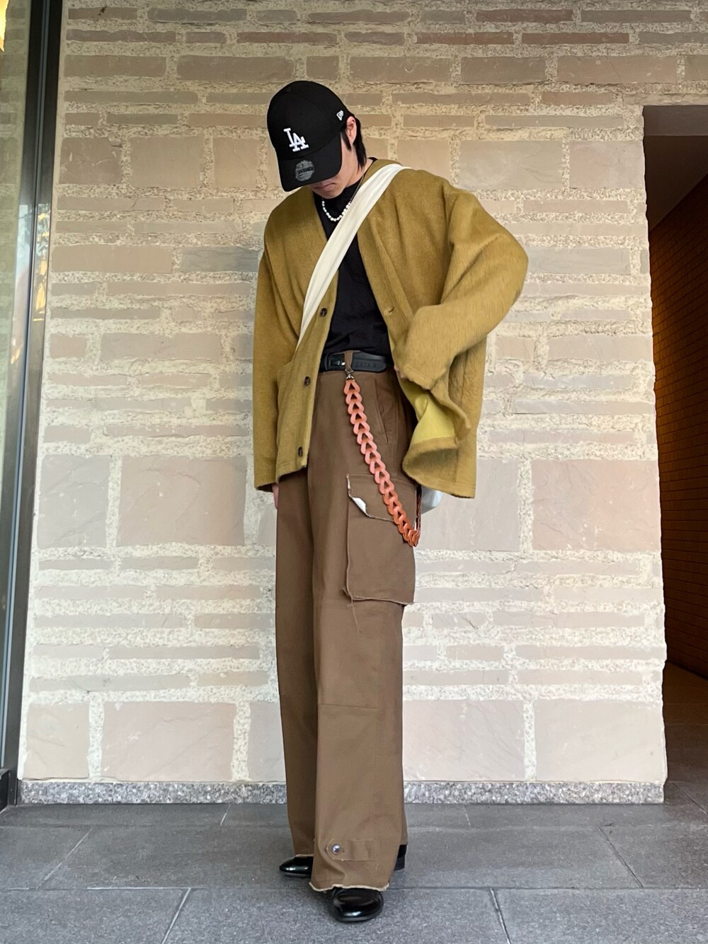「ファッションを楽しもう、WEARyouthコーデ、大人カジュアル、大人コーデ、冬コーデ、きれいめカジュアル、お洒落さんとつながりたい、ootd、outfit、カーゴパンツ、カーディガン、キャップ、ショルダーバッグ、革靴、淡色コーデ」｜「soerteのOversize shaggy cardigan / オーバーサイズシャギーカーディガン（カーディガン/ボレロ、イエロー系）」を使った、takumaさん（メンズ・180cm）の秋コーディネートの1枚目の写真