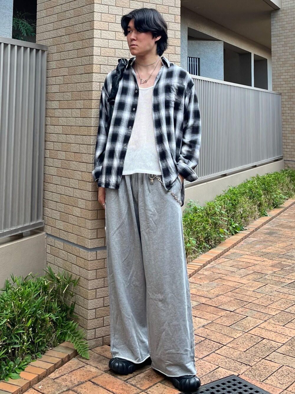 「チェック、レイヤードスタイル、秋っぽコーデ更新中、秋服準備はじめました、秋コーデ、デートコーデ、休日スタイル、スニーカー、ショルダーバッグ、韓国ファッション、プチプラ、きれいめカジュアル、テーマパークコーデ、淡色コーデ、レザー」｜「THE CRAFT CREW PRODUCTSの【THE CRAFT CREW PRODUCTS】ファンクショナルファブリック ビッグシルエット アソートレギュラーカラー長袖シャツ / 抗菌・防臭・イージーケア（シャツ/ブラウス、ホワイト系）」を使った、takumaさん（メンズ・180cm）の秋コーディネートの1枚目の写真