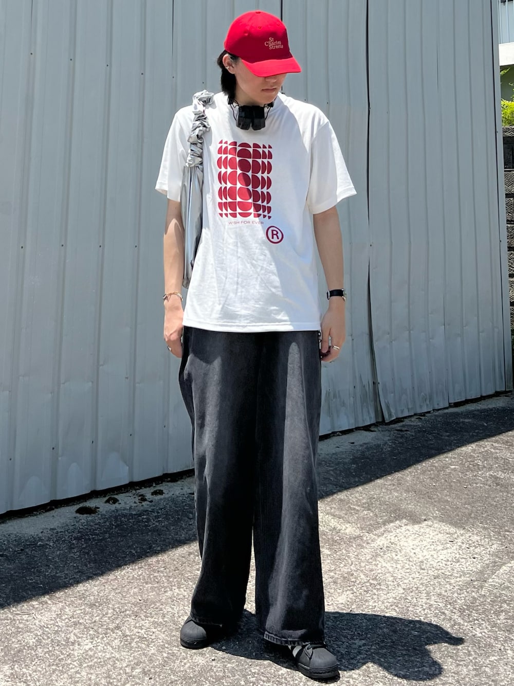 「夏コーデ、フェスコーデ、夏だ！Tシャツ着よう！、白Tシャツ、デートコーデ、雨の日コーデ、レイヤードスタイル、シンプルコーデ、デニム、キャップ、スニーカー、ショルダーバッグ、プチプラ、ロゴT、スポーツミックス」｜「WISH FOR EVERのDRAW CODE ART T/ドローコードアートT（Tシャツ/カットソー、ホワイト系）」を使った、takumaさん（メンズ・180cm）の夏コーディネートの1枚目の写真
