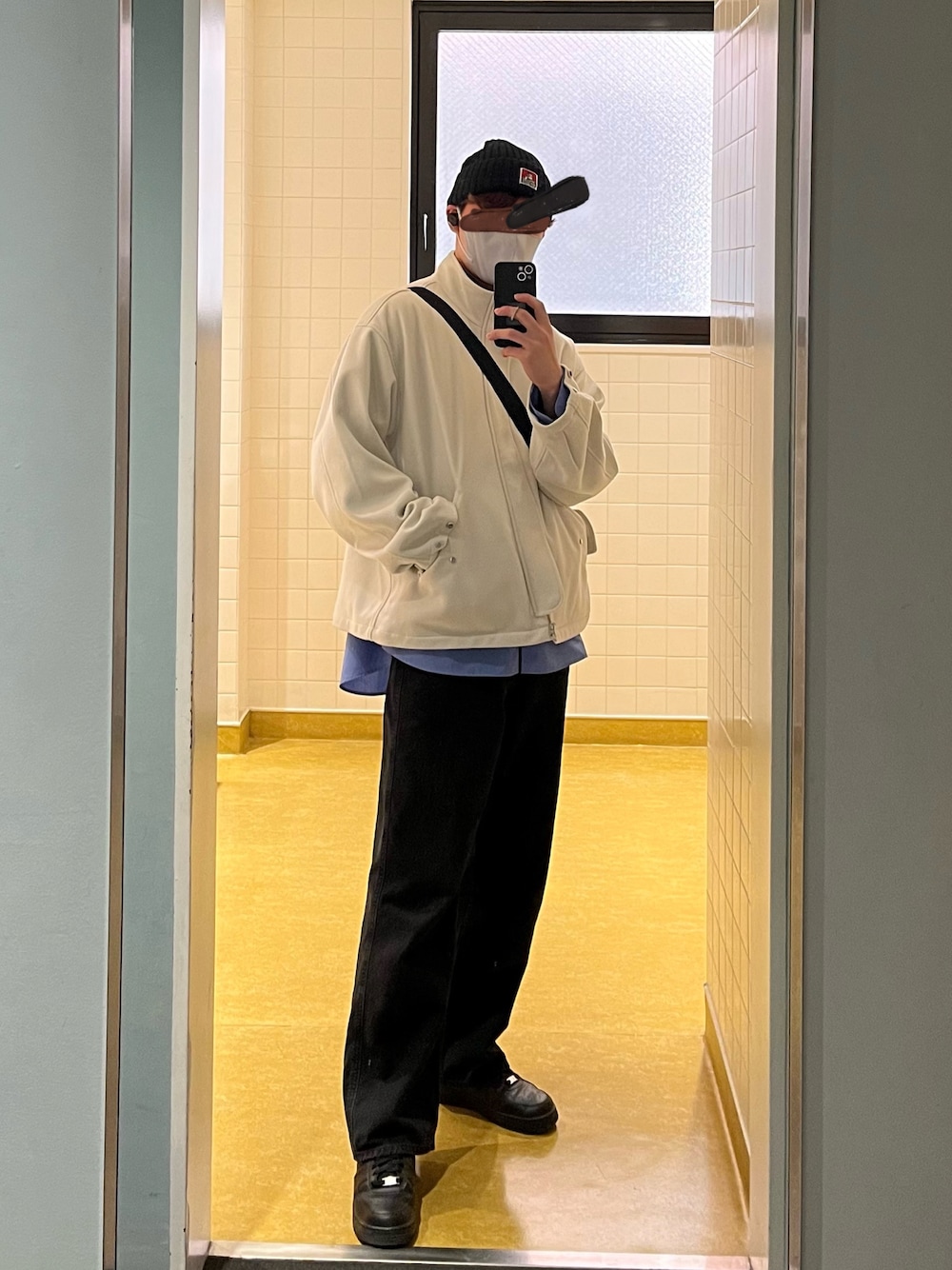 「大人カジュアル、カジュアルコーデ、お洒落さんとつながりたい、ニット帽、スタンドカラー、デニムパンツ、デニム、NIKE、青シャツ、今日のコーデ、ootd、シャツ、UNIQLO、大人コーデ、ストリートMIX」｜「RAGEBLUEのウーリーテック/スタンドZIPブルゾン（ブルゾン、ホワイト系）」を使った、takumaさん（メンズ・179cm）の春コーディネートの1枚目の写真