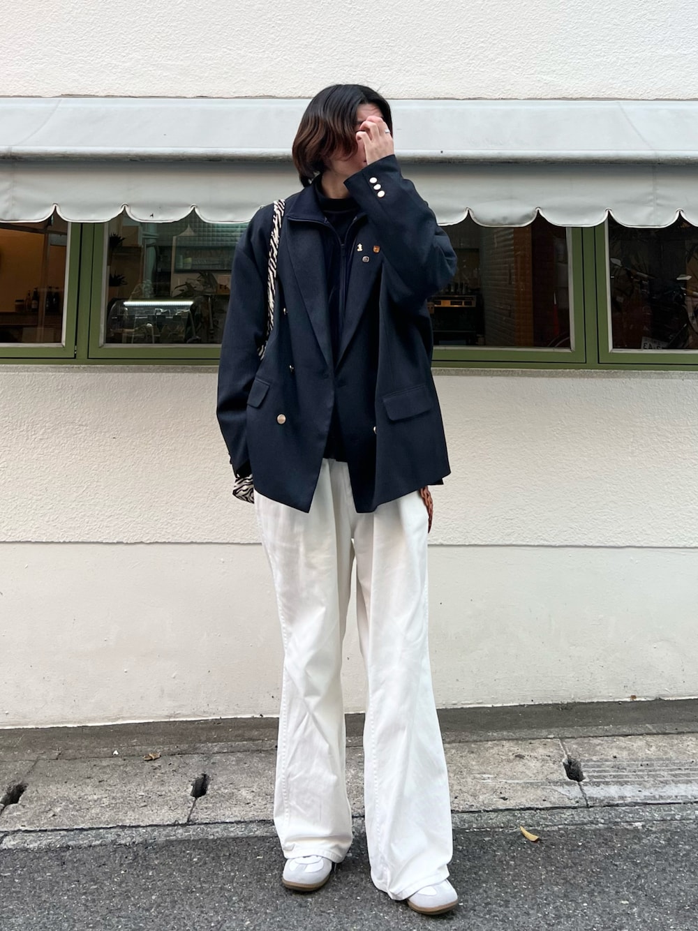 「ファッションを楽しもう、シンプルコーデ、おしゃれさんと繋がりたい、休日スタイル、休日コーデ、ootd、きれいめカジュアル、スニーカーコーデ、デニム、トートバッグ、ジャケット、トラックジャケット、デニムパンツ、WEARyouthコーデ、タートルネック」｜「soerteのOver size 6B assort blazer / オーバーサイズ６ボタンアソートブレザー（テーラードジャケット、ブルー系）」を使った、takumaさん（メンズ・180cm）の秋コーディネートの1枚目の写真