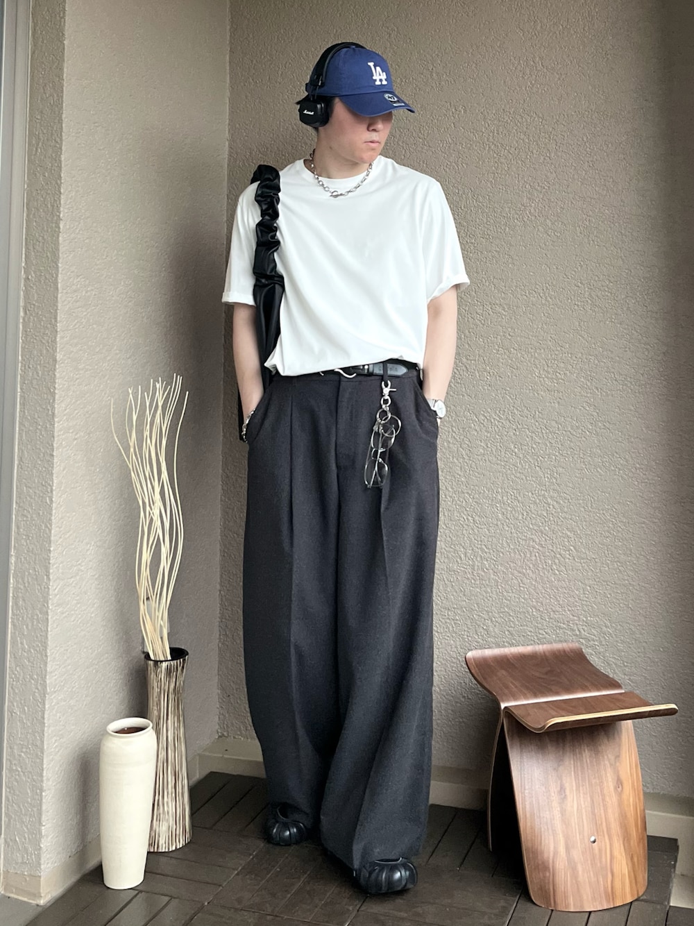 「やっぱり帽子が好き、アメカジ、スポーツミックス、雨の日コーデ、白Tシャツ、Tシャツ、ワイドパンツ、スラックス、キャップ、ショルダーバッグ、スニーカー、韓国ファッション、レイヤードスタイル、サングラス、きれいめカジュアル」｜「WYM LIDNMのEXTRA FINE COTTON BASIC TEE -SLIM CROPPED FIT-（Tシャツ/カットソー、ホワイト系）」を使った、takumaさん（メンズ・180cm）の春コーディネートの1枚目の写真