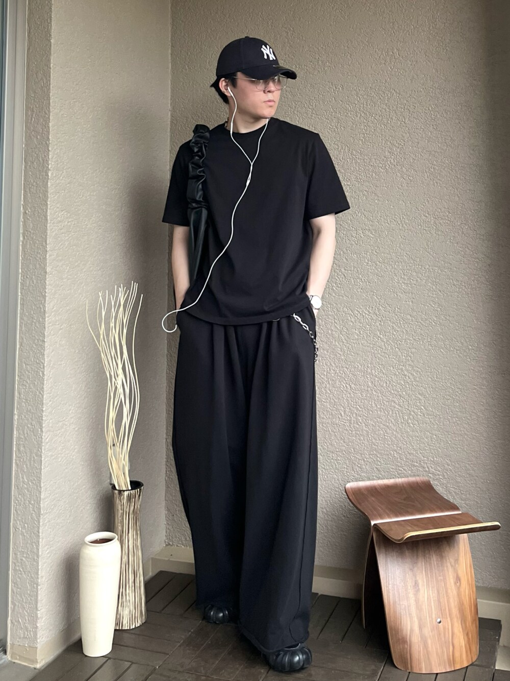 「レイヤードスタイル、スポーツミックス、黒Tシャツ、ワイドパンツ、キャップ、Tシャツ、サングラス、ショルダーバッグ、夏コーデ、雨の日コーデ、きれいめカジュアル、古着MIX、プチプラ、シンプルコーデ、モノトーン」｜「WYM LIDNMのEXTRA FINE COTTON BASIC TEE -SLIM CROPPED FIT-（Tシャツ/カットソー、ブラック系）」を使った、takumaさん（メンズ・180cm）の夏コーディネートの1枚目の写真