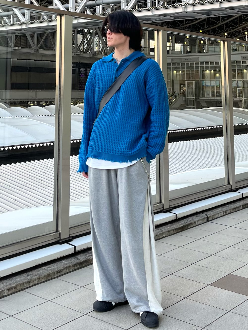 「お出かけコーデ、シンプルコーデ、メガネ男子、ショルダーバッグ、韓国ファッション、スニーカー、プチプラ、デートコーデ、ストリート、春夏コーデ、淡色コーデ、モード、きれいめカジュアル、休日スタイル、春カラー」｜「ENDER PRODUCTSの3Dコードヤーンダメージニット ビッグシルエットポロシャツ【ENDER PRODUCTS/エンダープロダクツ】（ニット/セーター、ブルー系）」を使った、takumaさん（メンズ・180cm）の春コーディネートの1枚目の写真