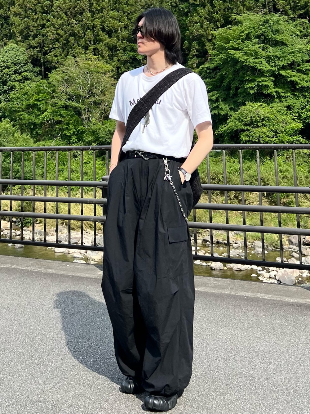 「プチプラ、夏コーデ、デートコーデ、韓国ファッション、モノトーン、メガネ男子、レイヤードスタイル、ショルダーバッグ、雨の日コーデ、カーゴパンツ、スニーカー、夏だ！Tシャツ着よう！、白Tシャツ、ロゴT、シャツコーデ」｜「FUJIFILMのアイテム（Tシャツ/カットソー、ホワイト系）」を使った、takumaさん（メンズ・180cm）の夏コーディネートの1枚目の写真