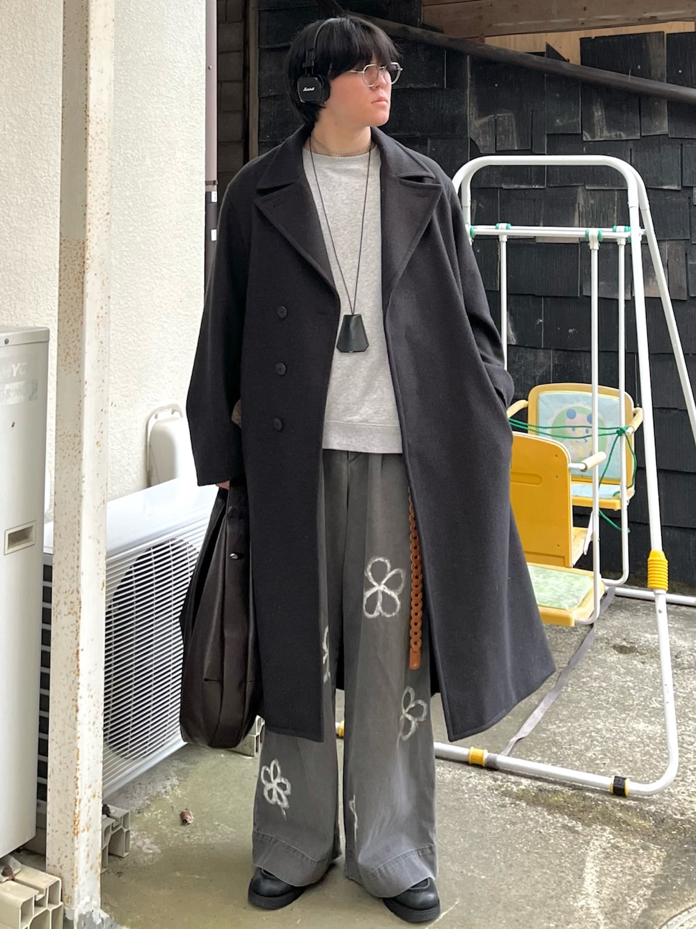 「レイヤードスタイル、デニム、スウェット、ロングコート、レザー、きれいめカジュアル、冬コーデ、冬アウター、古着MIX、デートコーデ、ショルダーバッグ、韓国ファッション、プチプラ、ワイドパンツ、お出かけコーデ」｜「WYM LIDNMのSMOOTH HERRINGBONE MAXI OVER COAT（チェスターコート、グレー系）」を使った、takumaさん（メンズ・180cm）の冬コーディネートの1枚目の写真