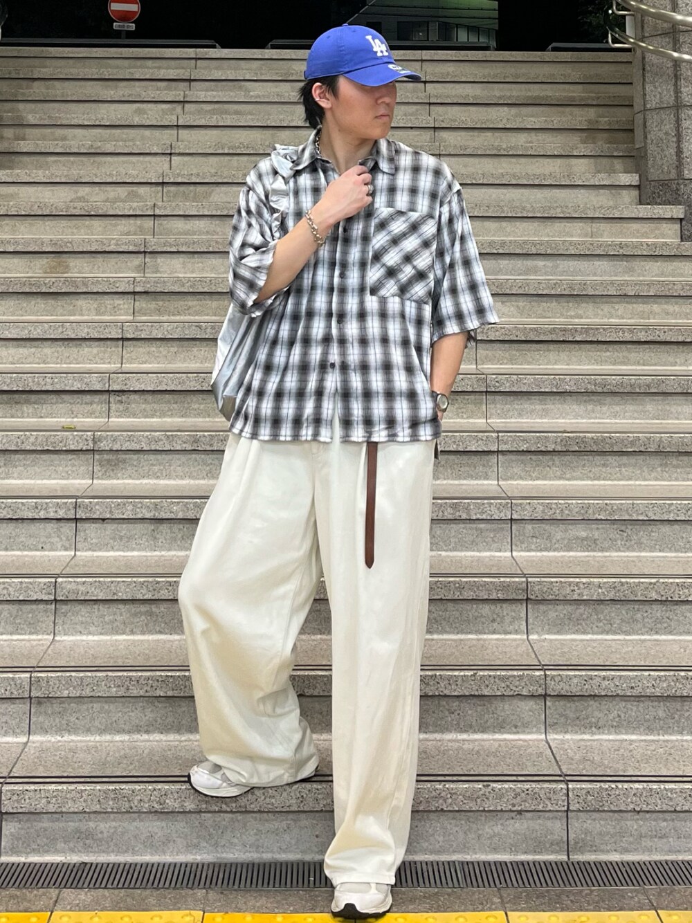 「アツいコーデ全部見せ、お出かけコーデ、古着MIX、シャツスタイル、秋服準備はじめました、チェック、デニム、スニーカー、キャップ、ショルダーバッグ、夏コーデ、きれいめカジュアル、プチプラ、レイヤードスタイル、デートコーデ」｜「epnokのワッシャーオンブレチェックルーズシャツ（シャツ/ブラウス、ブラック系）」を使った、takumaさん（メンズ・180cm）の夏コーディネートの1枚目の写真