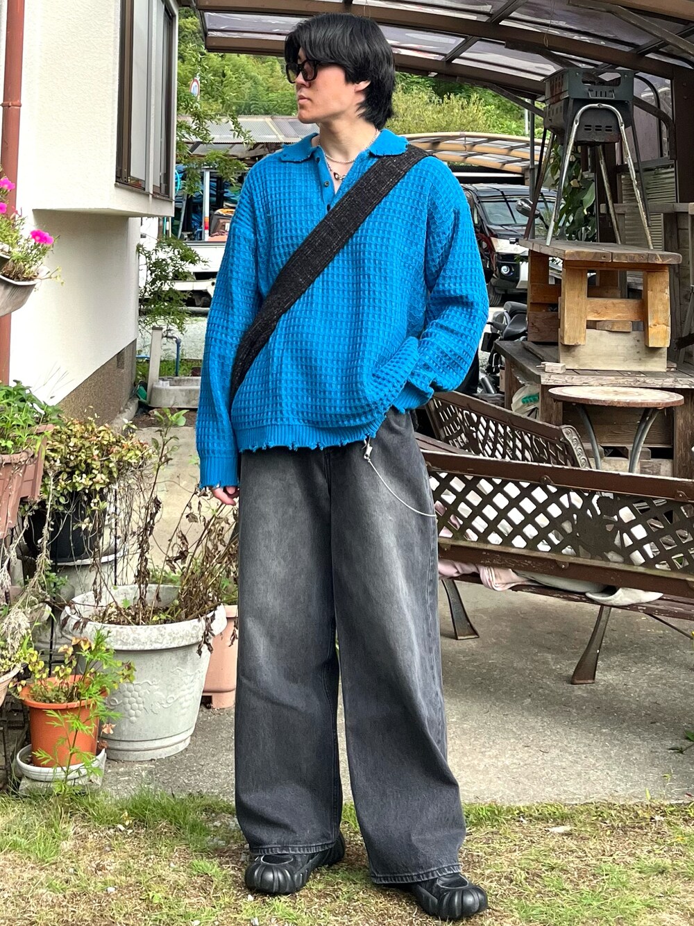 「秋っぽコーデ更新中、秋コーデ、秋服準備はじめました、アウトドアスタイル、レイヤードスタイル、デニム、スニーカー、お出かけコーデ、休日スタイル、きれいめカジュアル、韓国ファッション、古着MIX、プチプラ、ショルダーバッグ、スポーツミックス」｜「ENDER PRODUCTSの3Dコードヤーンダメージニット ビッグシルエットポロシャツ【ENDER PRODUCTS/エンダープロダクツ】（ニット/セーター、ブルー系）」を使った、takumaさん（メンズ・180cm）の秋コーディネートの1枚目の写真