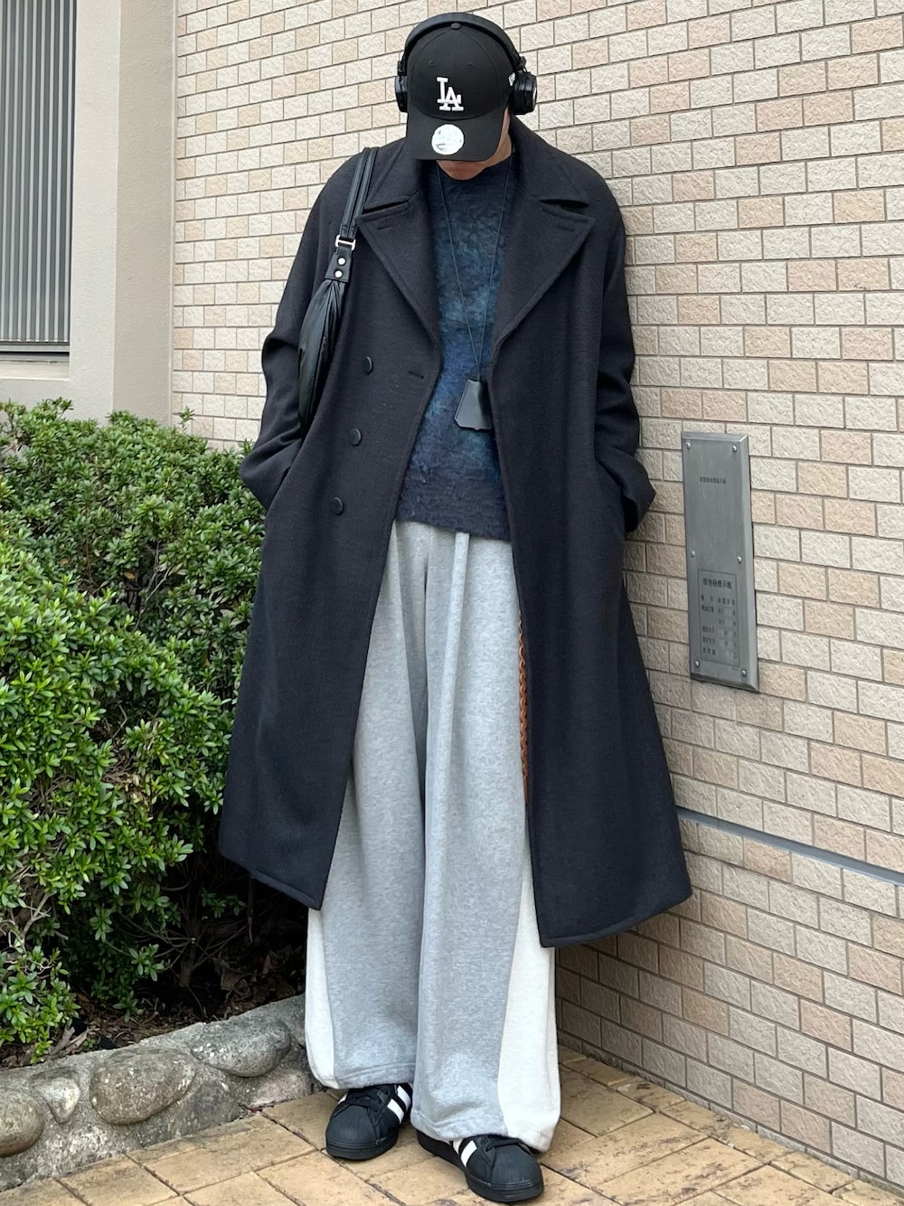 「ロングコート、ニット、スウェットパンツ、クリスマスに着たい服、シンプルコーデ、冬コーデ、冬アウター、淡色コーデ、レザー、きれいめカジュアル、マイベストコーデ2024、テーマパークコーデ、キャップ、スニーカー、古着MIX」｜「WYM LIDNMのSMOOTH HERRINGBONE MAXI OVER COAT（チェスターコート、グレー系）」を使った、takumaさん（メンズ・180cm）の冬コーディネートの1枚目の写真