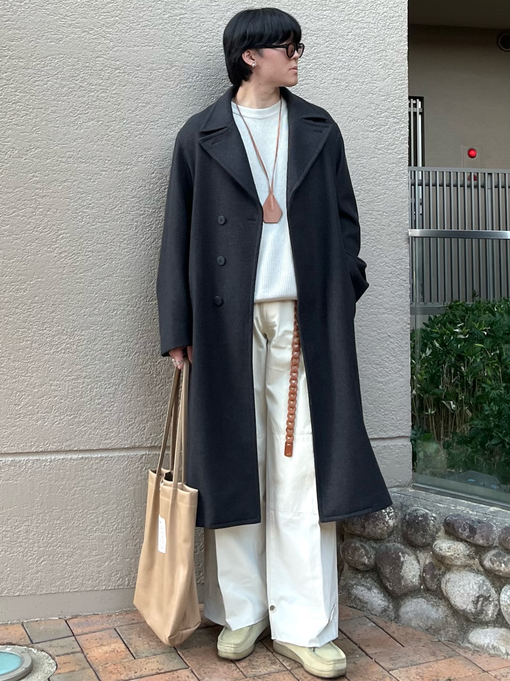 「真冬のあったかスタイル、チョコ色に染まれ、ロングコート、カーゴパンツ、レザー、冬コーデ、冬アウター、きれいめカジュアル、レイヤードスタイル、デートコーデ、お出かけコーデ、古着MIX、トートバッグ、韓国ファッション、ニット」｜「WYM LIDNMのSMOOTH HERRINGBONE MAXI OVER COAT（チェスターコート、グレー系）」を使った、takumaさん（メンズ・180cm）の冬コーディネートの1枚目の写真