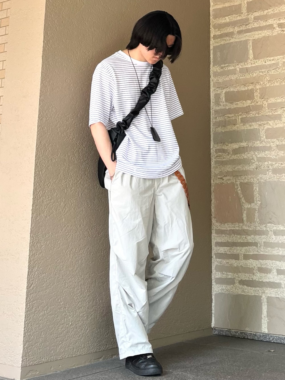 「モノトーン、白Tシャツ、夏だ！Tシャツ着よう！、フェスコーデ、夏コーデ、レイヤードスタイル、デートコーデ、シンプルコーデ、カーゴパンツ、ボーダー、スニーカー、サングラス、韓国ファッション、スポーツミックス、アウトドアスタイル」｜「WYM LIDNMのNARROW BORDER WIDE TEE（Tシャツ/カットソー、ホワイト系）」を使った、takumaさん（メンズ・180cm）の夏コーディネートの1枚目の写真
