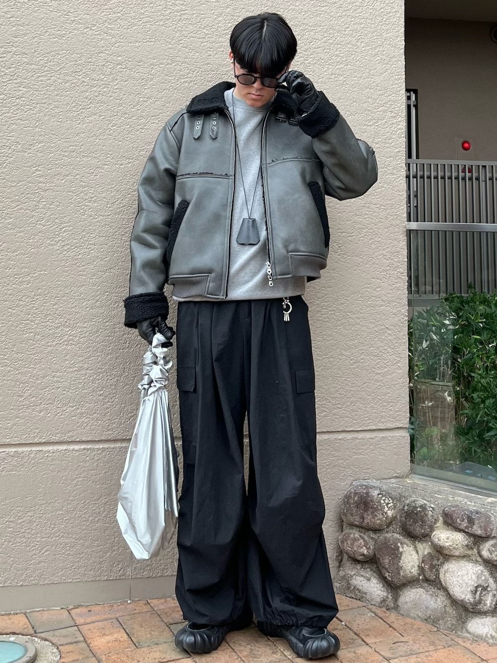「冬コーデ、冬アウター、マイベストコーデ2024、クリスマスに着たい服、レザー、スウェット、古着MIX、きれいめカジュアル、レイヤードスタイル、カーゴパンツ、ワイドパンツ、スニーカー、テーマパークコーデ、休日スタイル、メガネ男子」｜「soerteのSTAND COLLAR B-3 FAKE MOUTON JACKET/スタンドカラーフェイクムートンジャケット（その他アウター、ブラック系）」を使った、takumaさん（メンズ・180cm）の冬コーディネートの1枚目の写真