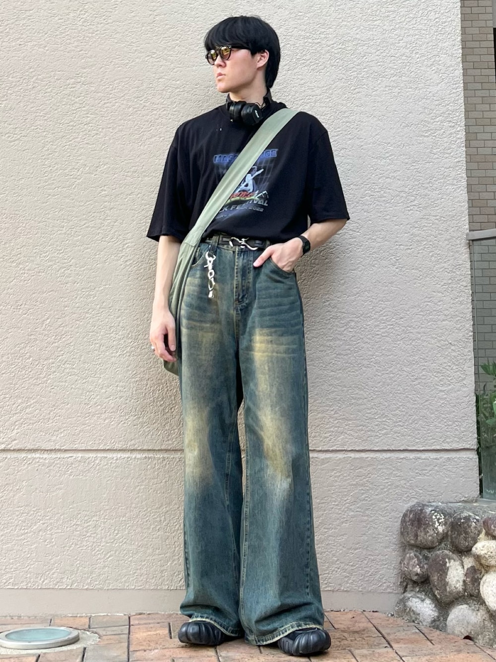 「古着MIX、休日スタイル、きれいめカジュアル、韓国ファッション、夏だ！Tシャツ着よう！、デニム、お出かけコーデ、プチプラ、ショルダーバッグ、サングラス、ストリート、スニーカー、アウトドアスタイル、シンプル、厚底シューズ」｜「MASONPRINCEのヴィンテージ加工 MPオリジナルプリント バンドTシャツ DT4046 【M.P Studios】【2023SS NEWカラー】（Tシャツ/カットソー、ブラック系）」を使った、takumaさん（メンズ・180cm）の夏コーディネートの1枚目の写真