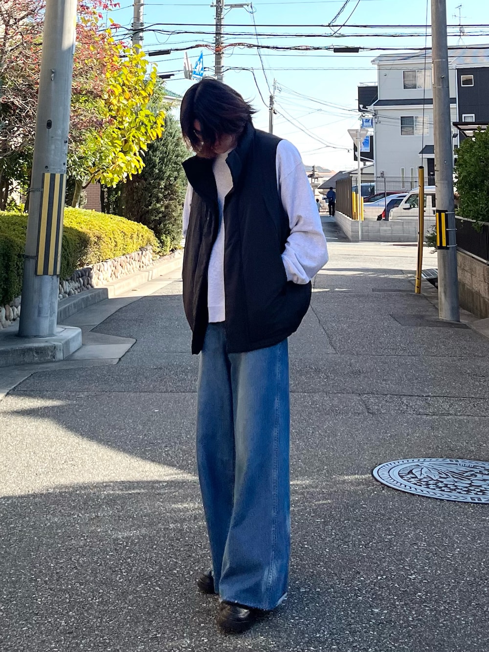 「ファッションを楽しもう、WEARyouthコーデ、秋冬コーデ、休日スタイル、冬コーデ、オトナカジュアル、ダウンベスト、スウェット、デニム、デニムパンツ、ootd、outfit、ベスト、シンプルスタイル、カジュアル」｜「WYM LIDNMのHEAT FIBER DOWN MILITARY VEST（ダウンベスト、ブラック系）」を使った、takumaさん（メンズ・180cm）の冬コーディネートの1枚目の写真