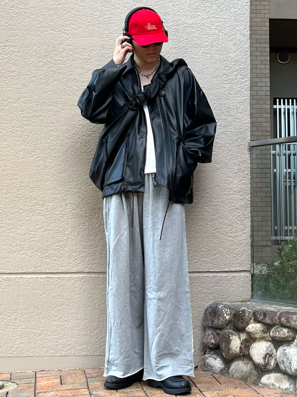 「秋っぽコーデ更新中、メガネ男子、レイヤードスタイル、キャップ、スポーツミックス、アウトドアスタイル、ショルダーバッグ、プチプラ、ワイドパンツ、秋コーデ、レザー、古着MIX、テーマパークコーデ、淡色コーデ、スウェット」｜「WYM LIDNMのFAUX LEATHER MILITARY BLOUSON（ブルゾン、ブラック系）」を使った、takumaさん（メンズ・180cm）の秋コーディネートの1枚目の写真