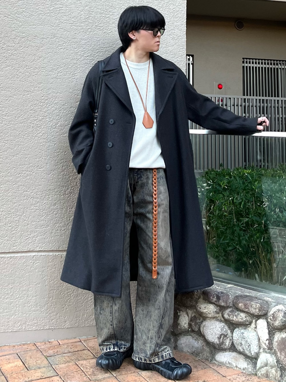 「最近のいい感じコーデ、ロングコート、冬アウター、冬コーデ、きれいめカジュアル、シンプルコーデ、レザー、デニム、レイヤードスタイル、ニット、マイベストコーデ2024、クリスマスに着たい服、ブラウン、淡色コーデ、古着MIX」｜「WYM LIDNMのSMOOTH HERRINGBONE MAXI OVER COAT（チェスターコート、グレー系）」を使った、takumaさん（メンズ・180cm）の冬コーディネートの1枚目の写真