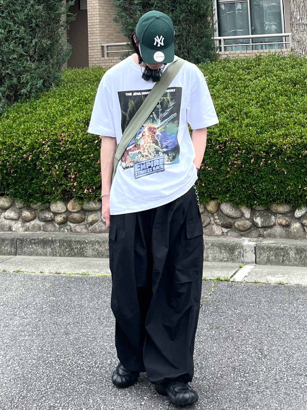 「プチプラ、シャツ好き集まれ、ロゴT、韓国ファッション、夏コーデ、カーゴパンツ、デートコーデ、シンプルコーデ、アウトドアスタイル、スポーツミックス、パステルカラー、スニーカー、キャップ、夏だ！Tシャツ着よう！、白Tシャツ」｜「UNIQLOのアイテム（Tシャツ/カットソー、ホワイト系）」を使った、takumaさん（メンズ・180cm）の春コーディネートの1枚目の写真