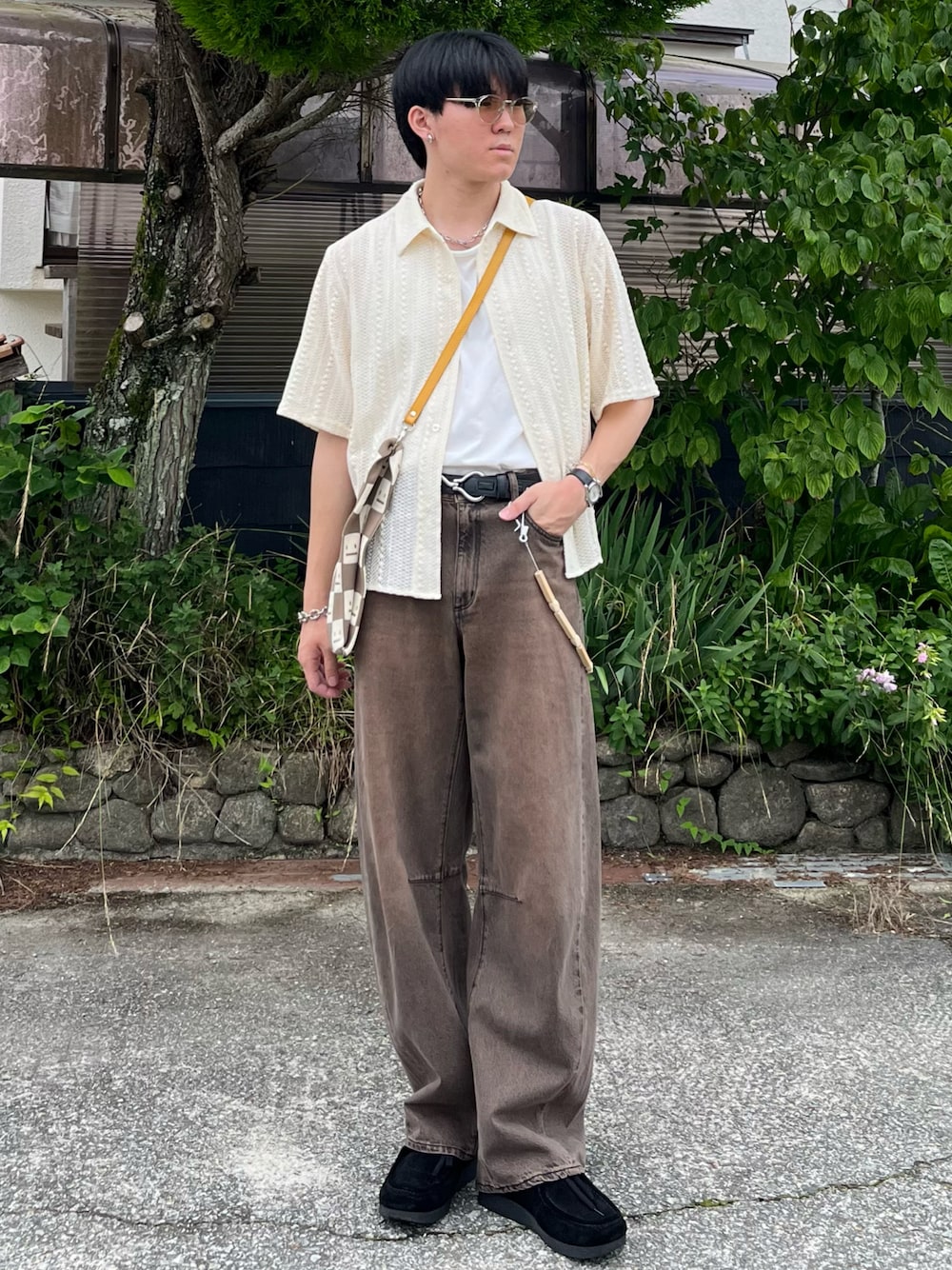「休日スタイル、きれいめカジュアル、韓国ファッション、夏コーデ、シャツスタイル、タンクトップ、デニム、ショルダーバッグ、サングラス、お出かけコーデ、シンプル、シアートップス、アウトドアスタイル、古着MIX、レイヤードスタイル」｜「soerteのLoose Half sleeve box shirt (Assort)/ルーズハーフスリーブボックスシャツ（アソート）（シャツ/ブラウス、ホワイト系）」を使った、takumaさん（メンズ・180cm）の夏コーディネートの1枚目の写真