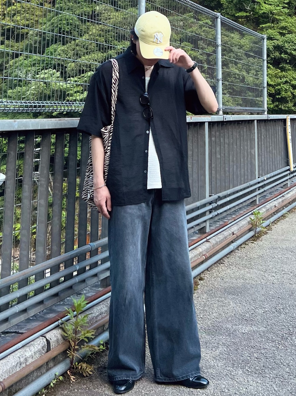 「レイヤードスタイル、フェススタイル、夏コーデ、テーマパークコーデ、さらっと晴れやかスナップ、シャツ好き集まれ、シャツスタイル、タンクトップ、デニム、トートバッグ、キャップ、デートコーデ、プチプラ、きれいめカジュアル、スポーツミックス」｜「EMMA CLOTHESのシアーS/Sルーズシャツ EMMA CLOTHES 2024SS（シャツ/ブラウス、ブラック系）」を使った、takumaさん（メンズ・180cm）の夏コーディネートの1枚目の写真