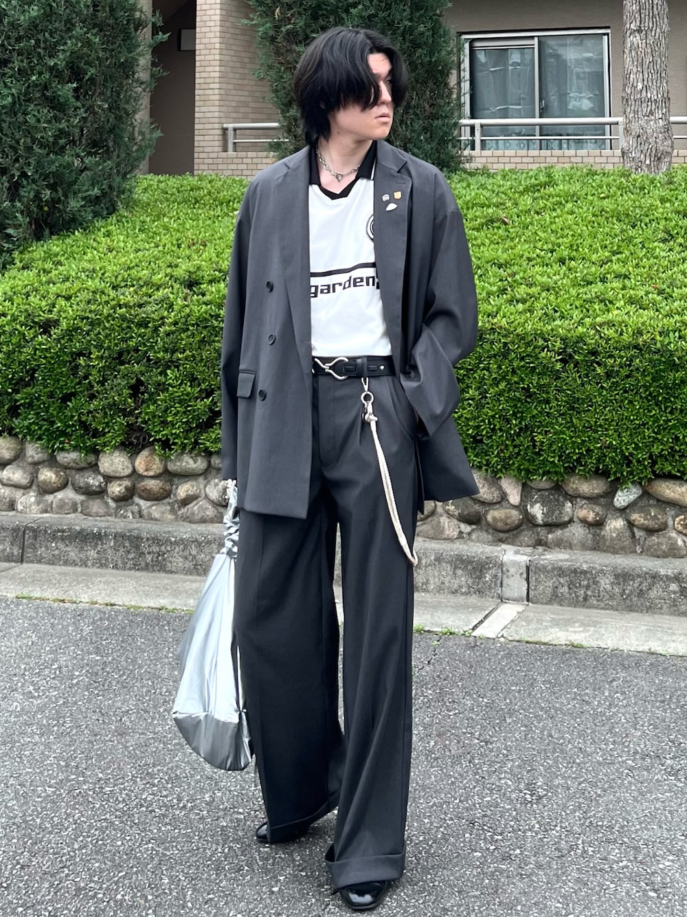 「春コーデ、モノトーン、お出かけコーデ、休日スタイル、デートコーデ、きれいめカジュアル、プチプラ、春夏コーデ、レイヤードスタイル、韓国ファッション、ショルダーバッグ、セットアップ、ローファー、シンプルコーデ、スラックス」｜「soerteのOversized double-breasted jacket/オーバーサイズダブルブレストストレートジャケット（テーラードジャケット、グレー系）」を使った、takumaさん（メンズ・180cm）の春コーディネートの1枚目の写真