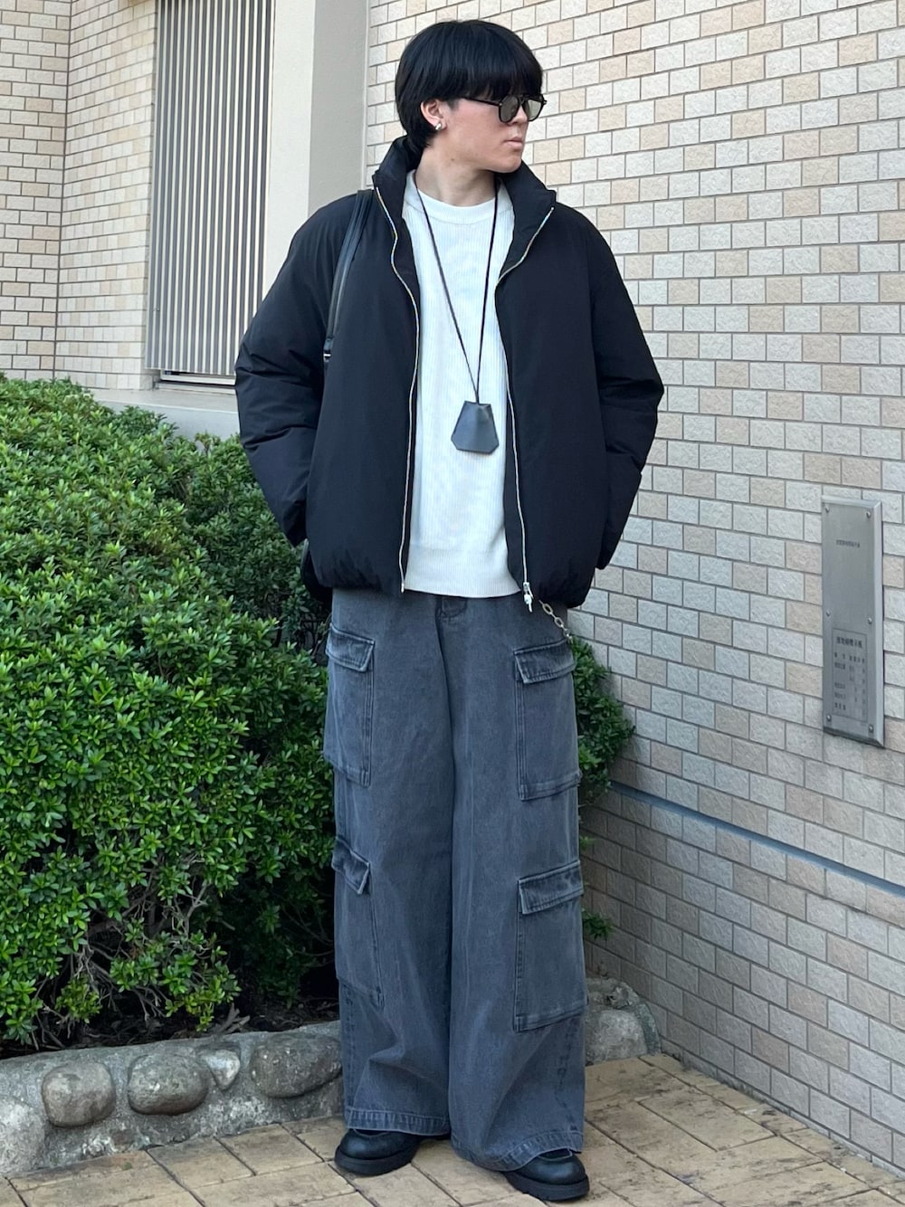 「プチプラ、ニット、カーゴパンツ、デニム、レザー、きれいめカジュアル、レイヤードスタイル、冬コーデ、冬アウター、ダウンジャケット、休日スタイル、古着MIX、淡色コーデ、ショルダーバッグ、大人カジュアル」｜takumaさん（メンズ・180cm）の冬コーディネートの1枚目の写真