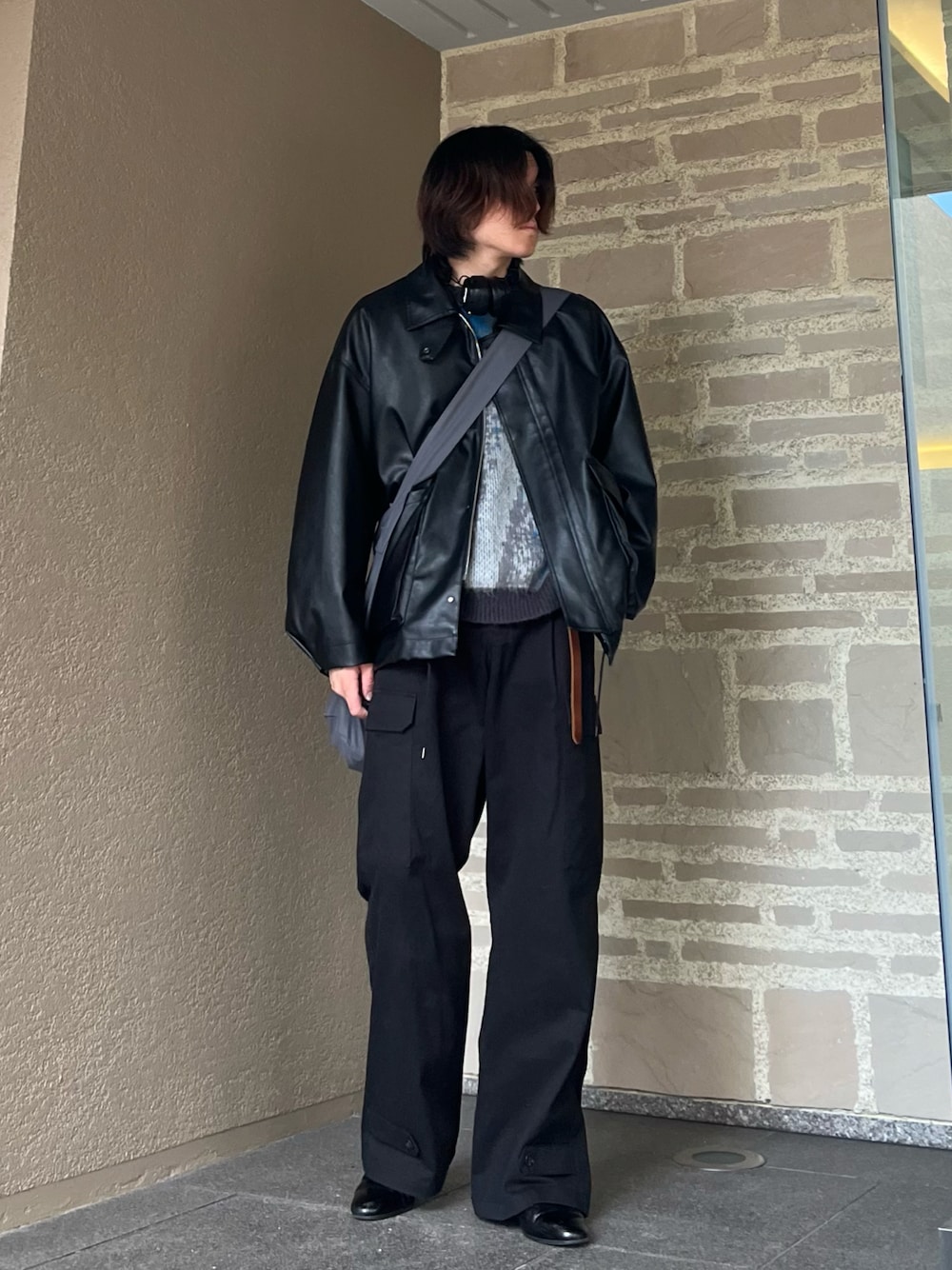 「ファッションを楽しもう、WEARyouthコーデ、レザー、レザージャケット、秋冬コーデ、メンズファッション、きれいめカジュアル、ニット、カーゴパンツ、オーバーサイズ、革靴、outfit、ootd、アウター、ジャケット」｜「WYM LIDNMのFAUX LEATHER MILITARY BLOUSON（ブルゾン、ブラック系）」を使った、takumaさん（メンズ・180cm）の冬コーディネートの1枚目の写真