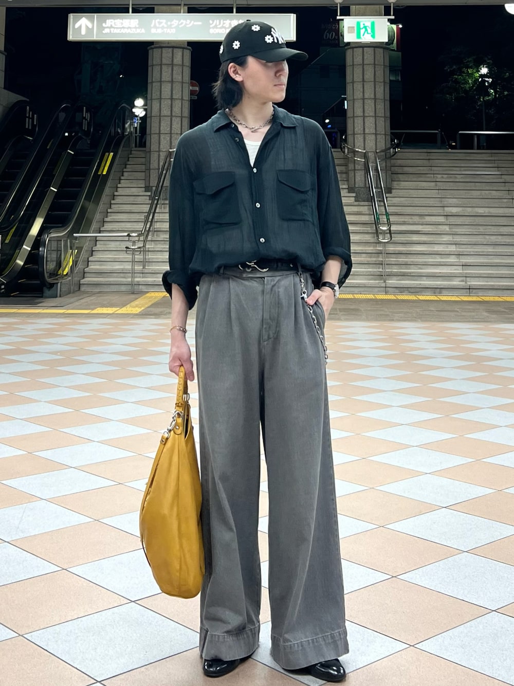 「きれいめカジュアル、シンプルコーデ、古着MIX、シアートップス、キャップ、韓国ファッション、夏コーデ、デートコーデ、レイヤードスタイル、シャツスタイル、デニム、ショルダーバッグ、ローファー、お出かけコーデ、タンクトップ」｜「LIDNMのWASHED VOILE SHEER SHIRT（シャツ/ブラウス、ブラック系）」を使った、takumaさん（メンズ・180cm）の春コーディネートの1枚目の写真