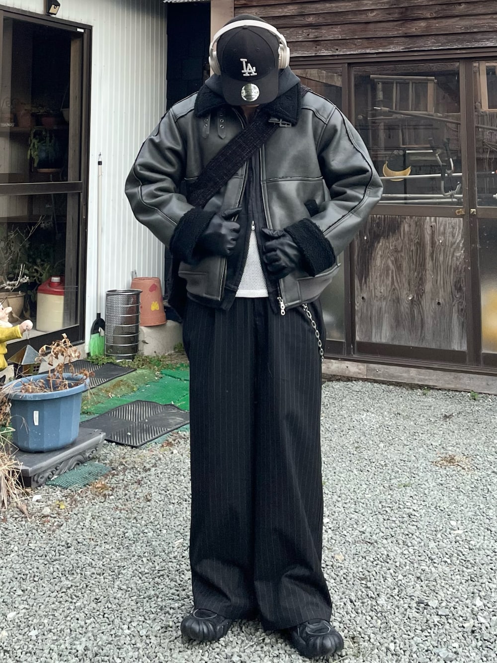 「真冬のあったかスタイル、冬アウター、冬コーデ、きれいめカジュアル、レイヤードスタイル、お出かけコーデ、デートコーデ、レザー、キャップ、古着MIX、パーカー、スラックス、スニーカー、モノトーン、ブラックコーデ」｜「soerteのSTAND COLLAR B-3 FAKE MOUTON JACKET/スタンドカラーフェイクムートンジャケット（その他アウター、ブラック系）」を使った、takumaさん（メンズ・180cm）の冬コーディネートの1枚目の写真