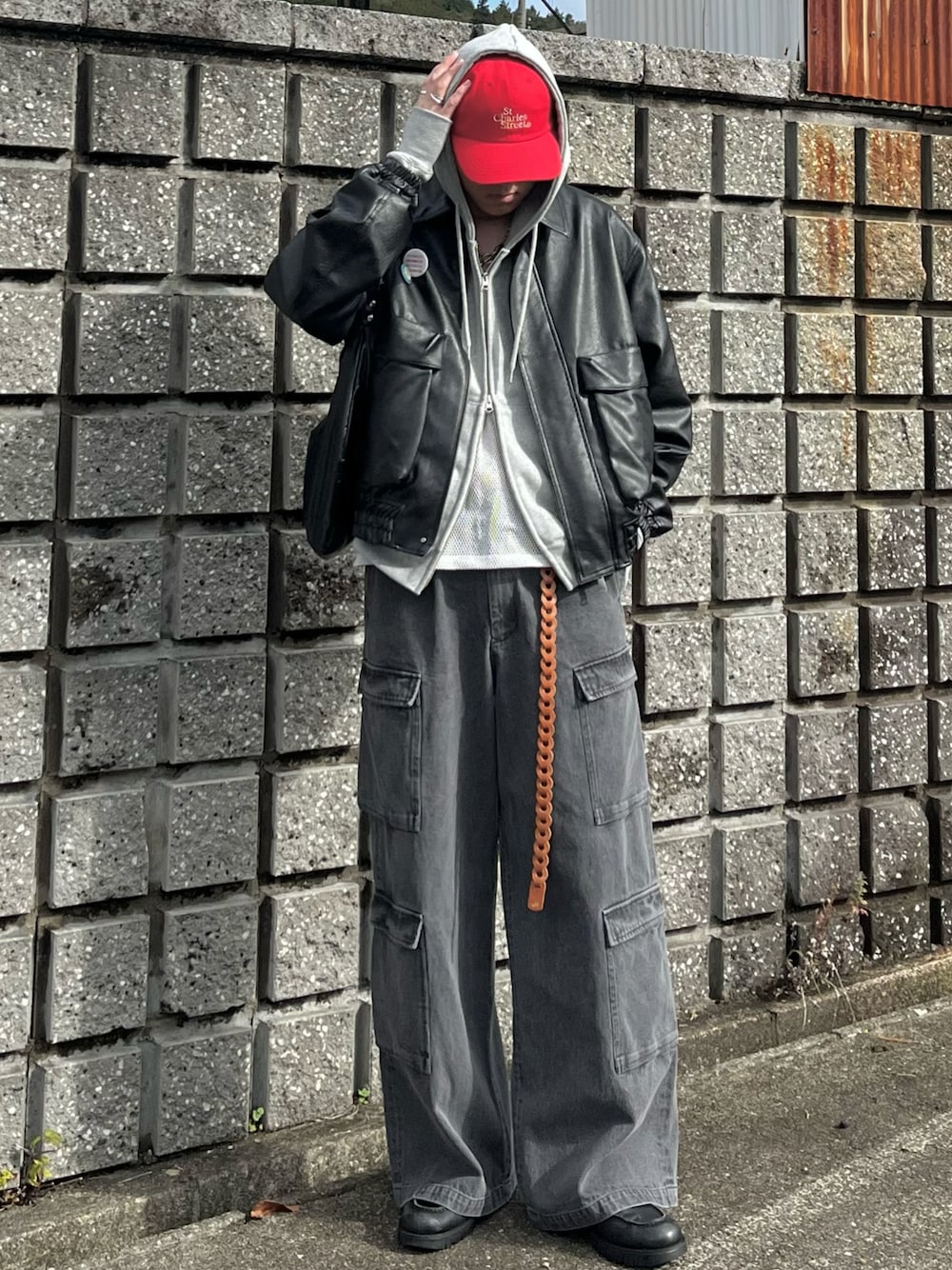 「最近のいい感じコーデ、きれいめカジュアル、レザー、デニム、キャップ、レザージャケット、古着MIX、プチプラ、春コーデ、春アウター、春色、ジップパーカー、大人カジュアル、韓国ファッション、春めき満開コーデ」｜「WYM LIDNMのARTIFICIAL GRAIN  SHORT BLOUSON（ブルゾン、ブラック系）」を使った、takumaさん（メンズ・180cm）の冬コーディネートの1枚目の写真