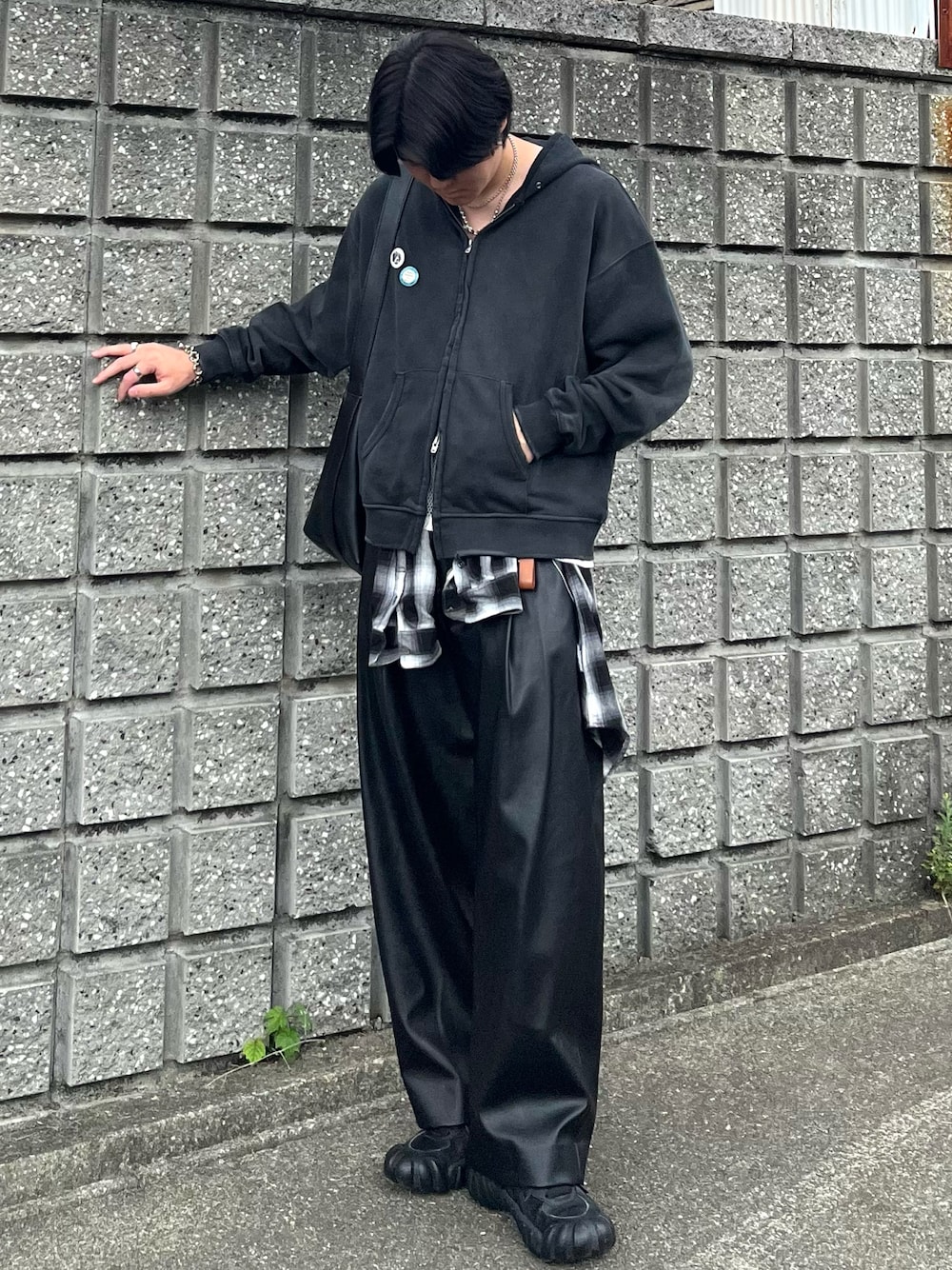 「秋っぽコーデ更新中、レイヤードスタイル、秋コーデ、お出かけコーデ、アウトドアスタイル、スポーツミックス、チェック、モノトーン、スニーカー、ショルダーバッグ、きれいめカジュアル、プチプラ、レザー、古着MIX、テーマパークコーデ」｜「WYM LIDNMのVINTAGE FADED ZIP PARKA（パーカー、ブラック系）」を使った、takumaさん（メンズ・180cm）の秋コーディネートの1枚目の写真