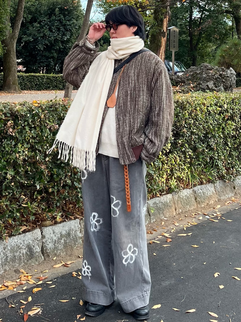 「最近のいい感じコーデ、クリスマスに着たい服、冬アウター、冬コーデ、ブラウン、ニット、レザー、マフラーぐるぐる、革靴、きれいめカジュアル、デニム、マイベストコーデ2024、マフラー、淡色コーデ、古着MIX」｜「CASPER JOHNのBoucle MA-1/ブークレMA-1（MA-1、ブラウン系）」を使った、takumaさん（メンズ・180cm）の冬コーディネートの1枚目の写真
