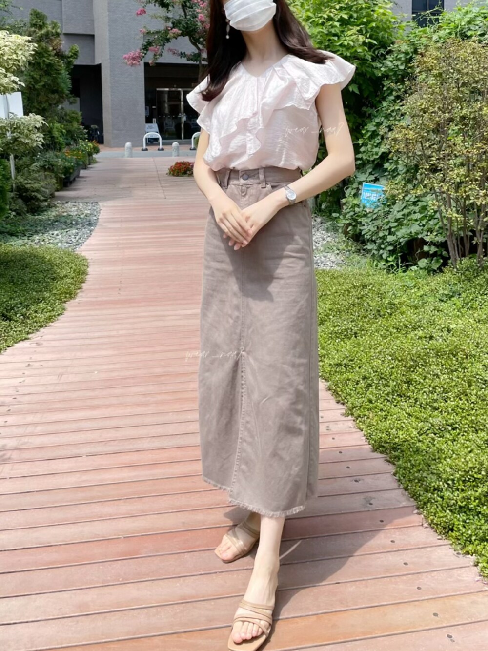 ピンク系のシャツ/ブラウス、イエロー系のサンダル、ブラウン系のデニムスカートを着用したレディースの夏コーディネートの1枚目の写真