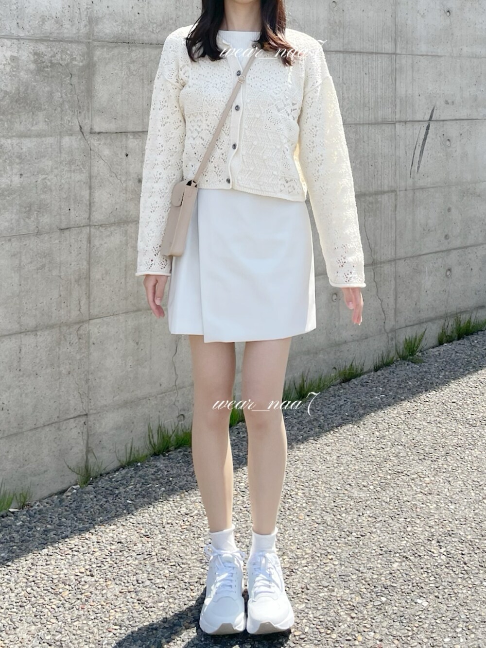 ホワイト系のその他パンツを着用したレディースの春コーディネートの1枚目の写真