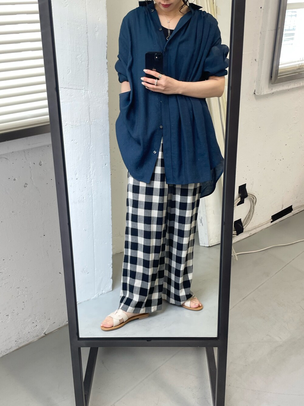 「春のおしゃ見えテクニック、大人カジュアル、パンツスタイル、ゆるコーデ、オーバーサイズ」｜「URBAN RESEARCH DOORSのギンガムチェックイージーパンツ（その他パンツ、ブラック系）」を使った、harunaさん（レディース・164cm）の春コーディネートの1枚目の写真