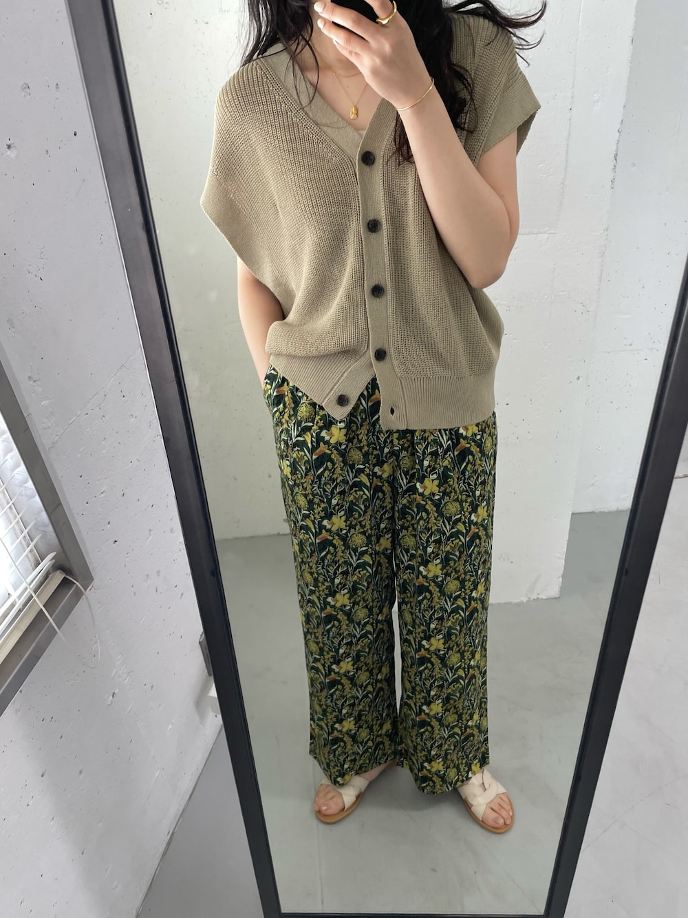 「パンツスタイル、オトナ女子、オトナカジュアル、きれいめカジュアル、柄パンツ、花柄」｜「URBAN RESEARCH DOORSの『イージーケア』フラワープリントイージーパンツ（その他パンツ、グリーン系）」を使った、harunaさん（レディース・164cm）の春コーディネートの1枚目の写真